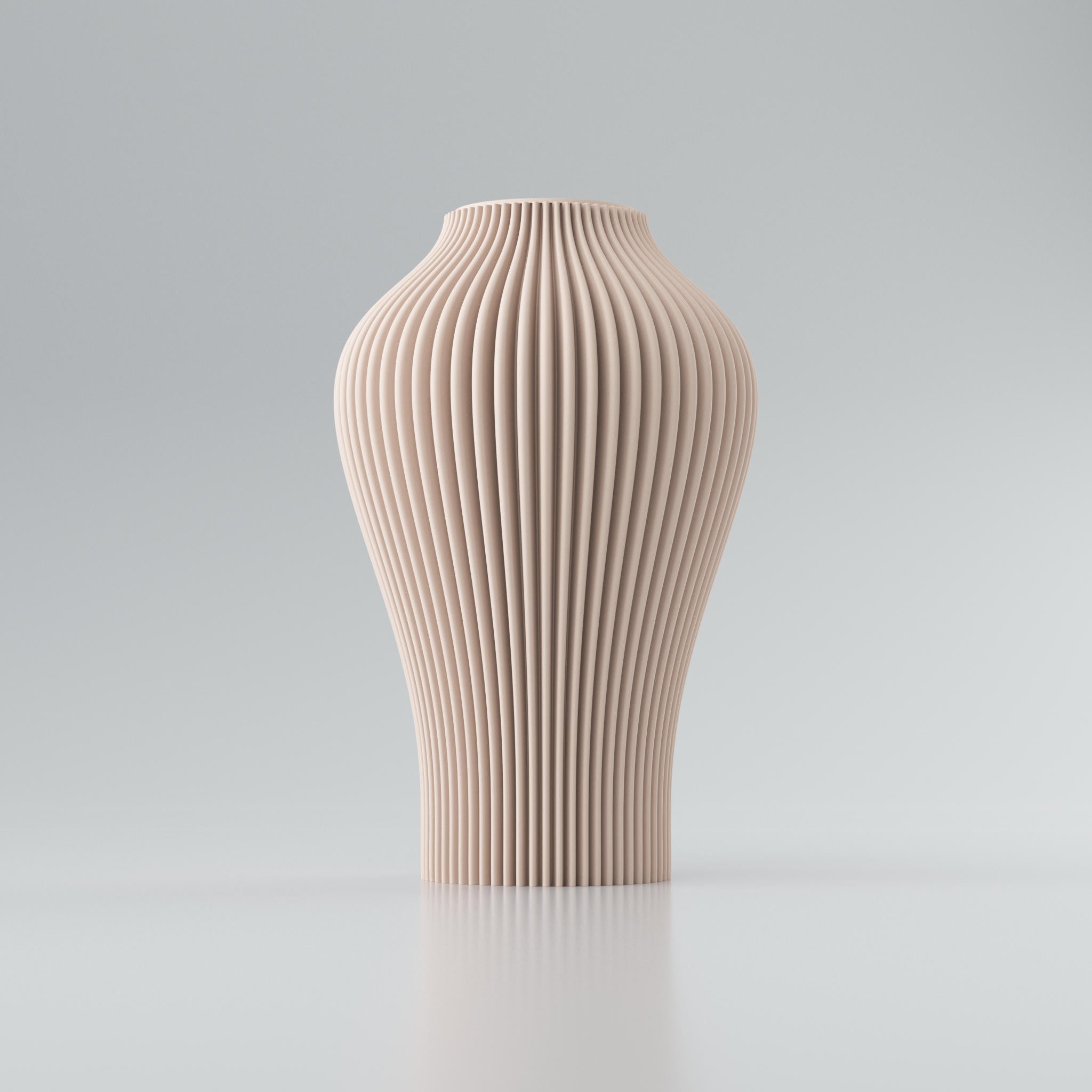Eine beigefarbene Vase mit vertikalen Rillen steht vor grauem Hintergrund, mit spiegelnder Reflexion am Boden.