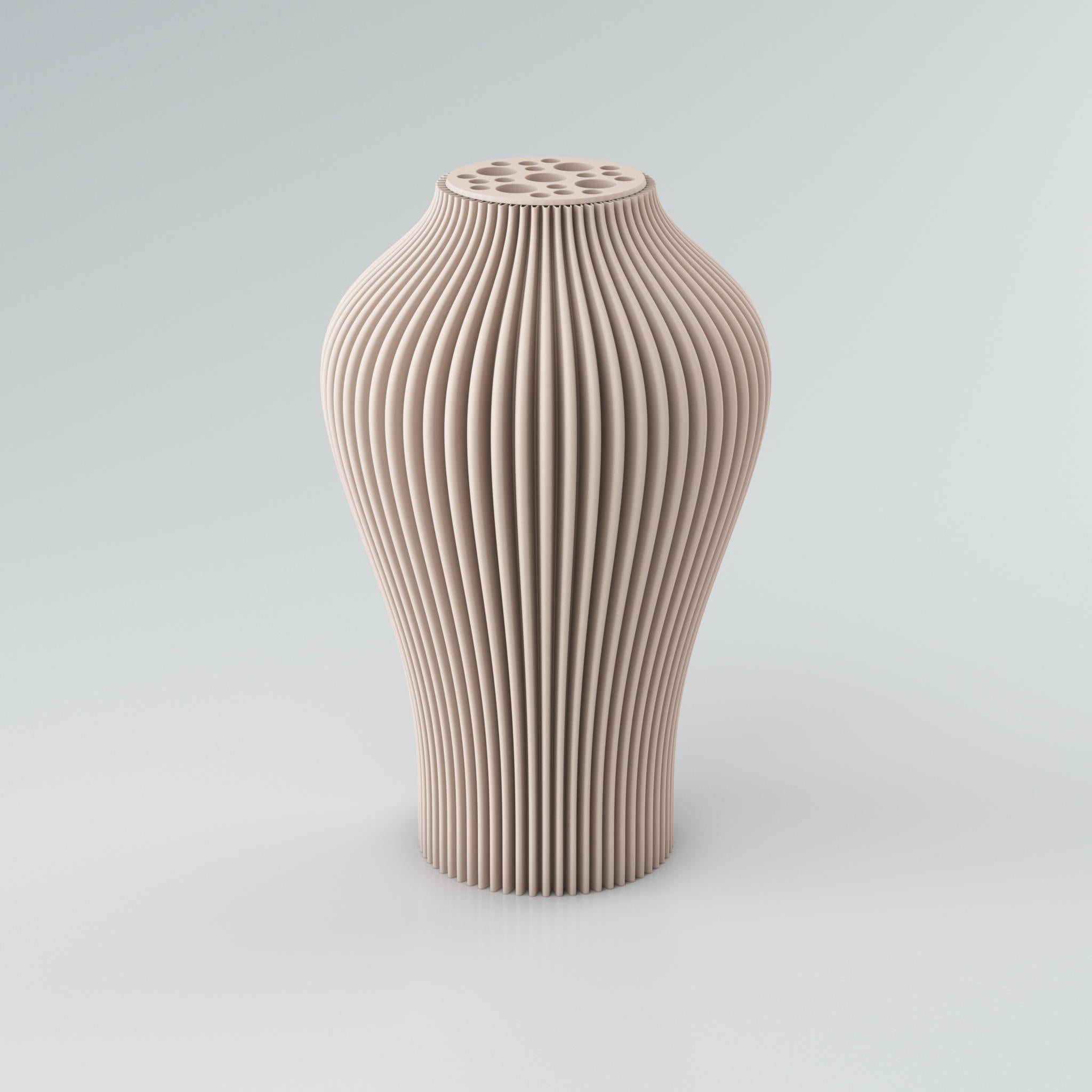 Nahaufnahme einer beigen Designvase "Voravellie 40" von Blooming3D. Die modulare, skulpturale Vase zeigt eine präzise Rippstruktur, die spiralförmig verläuft und ein lebendiges Licht- und Schattenspiel erzeugt. Im oberen Bereich befindet sich ein runder Einsatz mit verschieden großen, runden Öffnungen, der als Blumenretter für Trockenblumenarrangements dient. Die klaren Kanten und die moderne Formensprache vereinen Architektur und Design in einem Objekt.