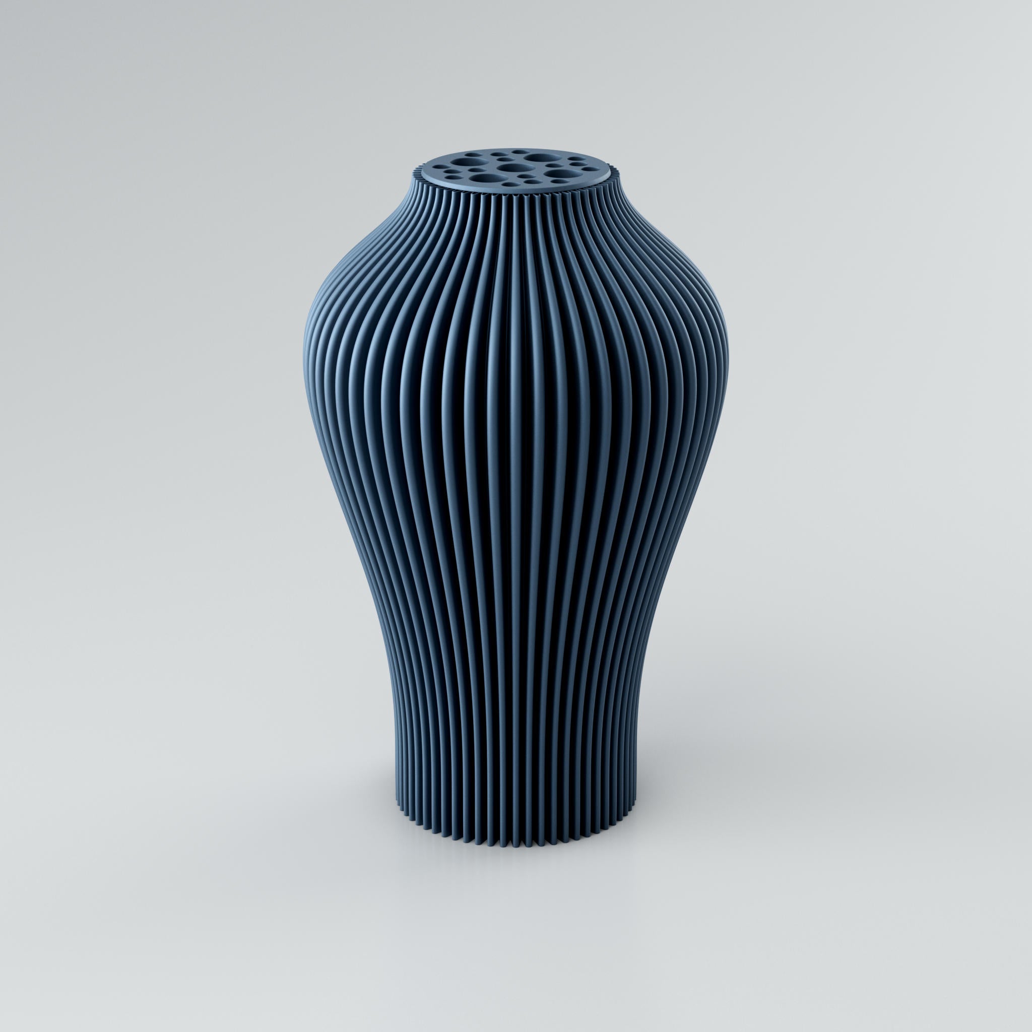 Nahaufnahme einer beigen Designvase "Voravellie 40" von Blooming3D. Die modulare, skulpturale Vase zeigt eine präzise Rippstruktur, die spiralförmig verläuft und ein lebendiges Licht- und Schattenspiel erzeugt. Im oberen Bereich befindet sich ein runder Einsatz mit verschieden großen, runden Öffnungen, der als Blumenretter für Trockenblumenarrangements dient. Die klaren Kanten und die moderne Formensprache vereinen Architektur und Design in einem Objekt.