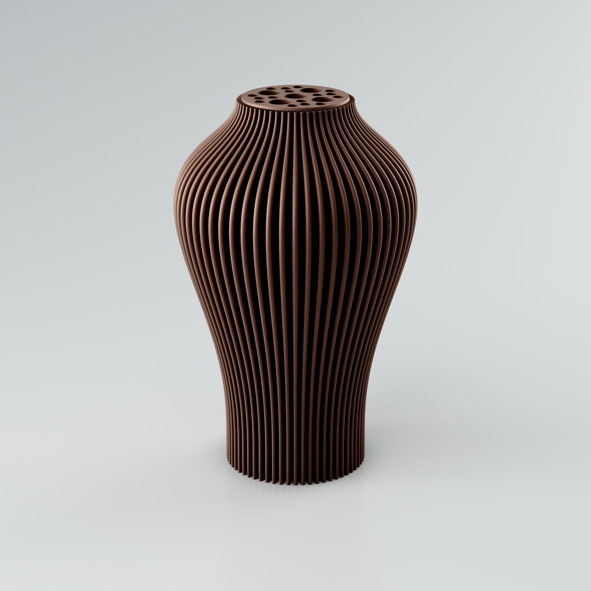 Nahaufnahme einer beigen Designvase "Voravellie 40" von Blooming3D. Die modulare, skulpturale Vase zeigt eine präzise Rippstruktur, die spiralförmig verläuft und ein lebendiges Licht- und Schattenspiel erzeugt. Im oberen Bereich befindet sich ein runder Einsatz mit verschieden großen, runden Öffnungen, der als Blumenretter für Trockenblumenarrangements dient. Die klaren Kanten und die moderne Formensprache vereinen Architektur und Design in einem Objekt.