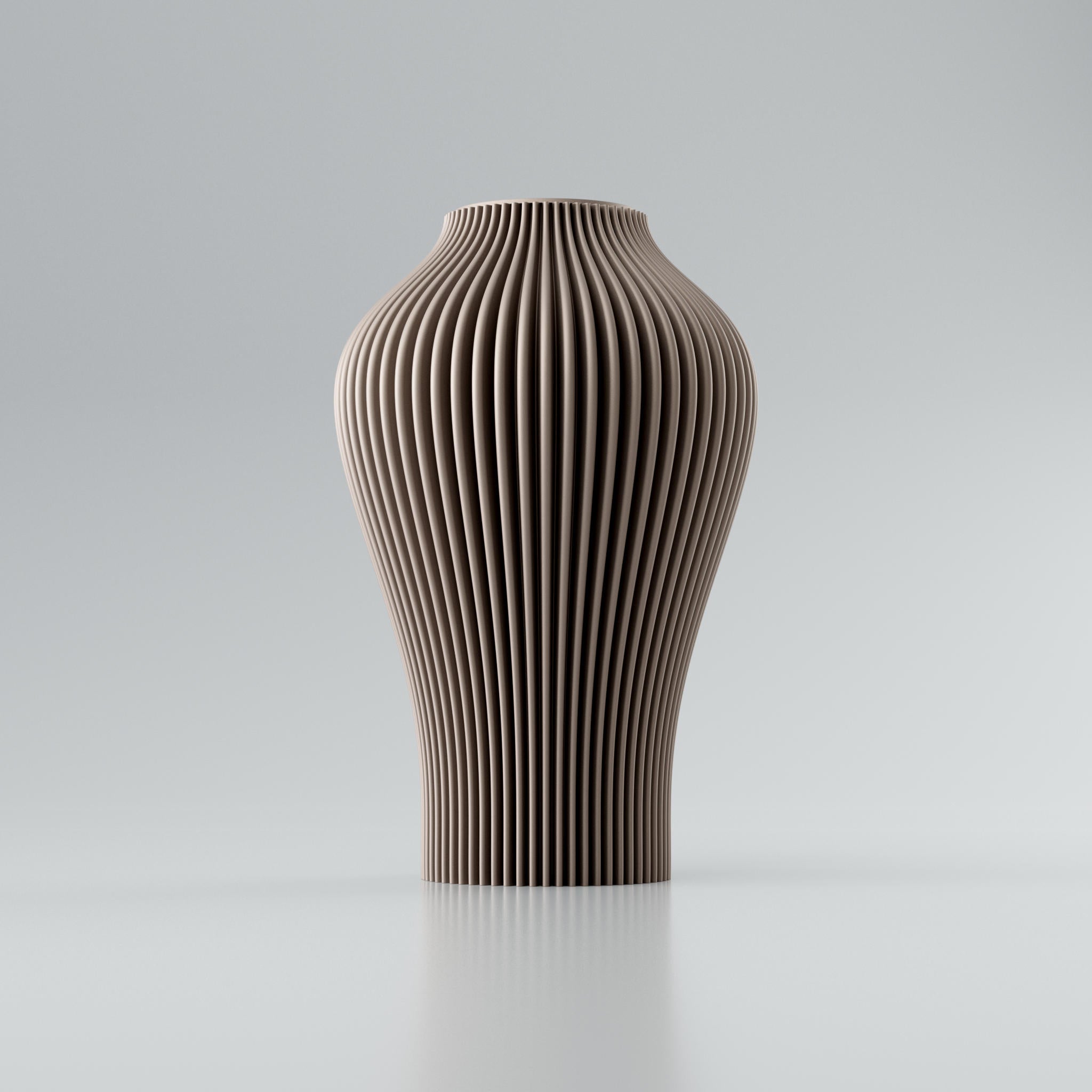 Keramikvase mit feinen vertikalen Rillen in hellem Beige vor hellem grauem Hintergrund, oben gerundet.