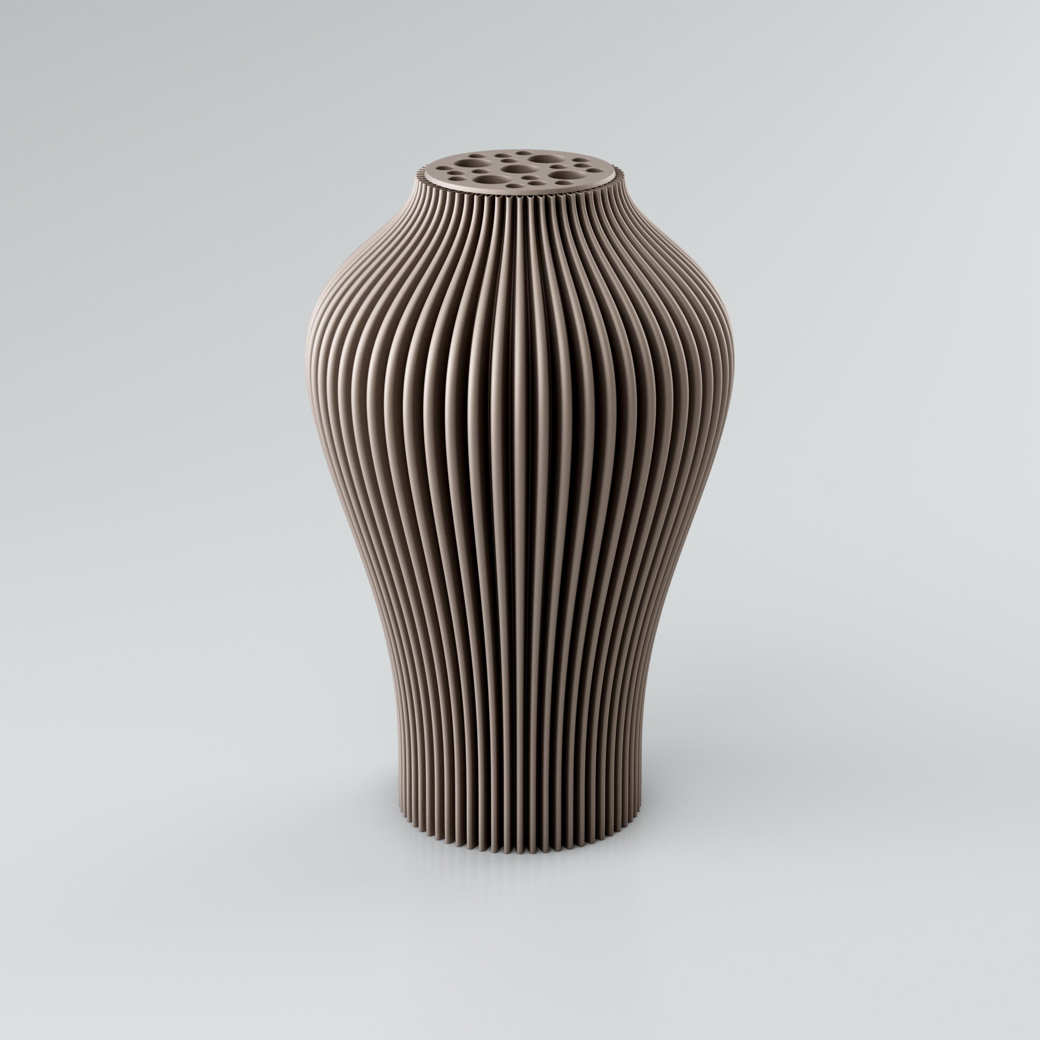 Nahaufnahme einer beigen Designvase "Voravellie 40" von Blooming3D. Die modulare, skulpturale Vase zeigt eine präzise Rippstruktur, die spiralförmig verläuft und ein lebendiges Licht- und Schattenspiel erzeugt. Im oberen Bereich befindet sich ein runder Einsatz mit verschieden großen, runden Öffnungen, der als Blumenretter für Trockenblumenarrangements dient. Die klaren Kanten und die moderne Formensprache vereinen Architektur und Design in einem Objekt.