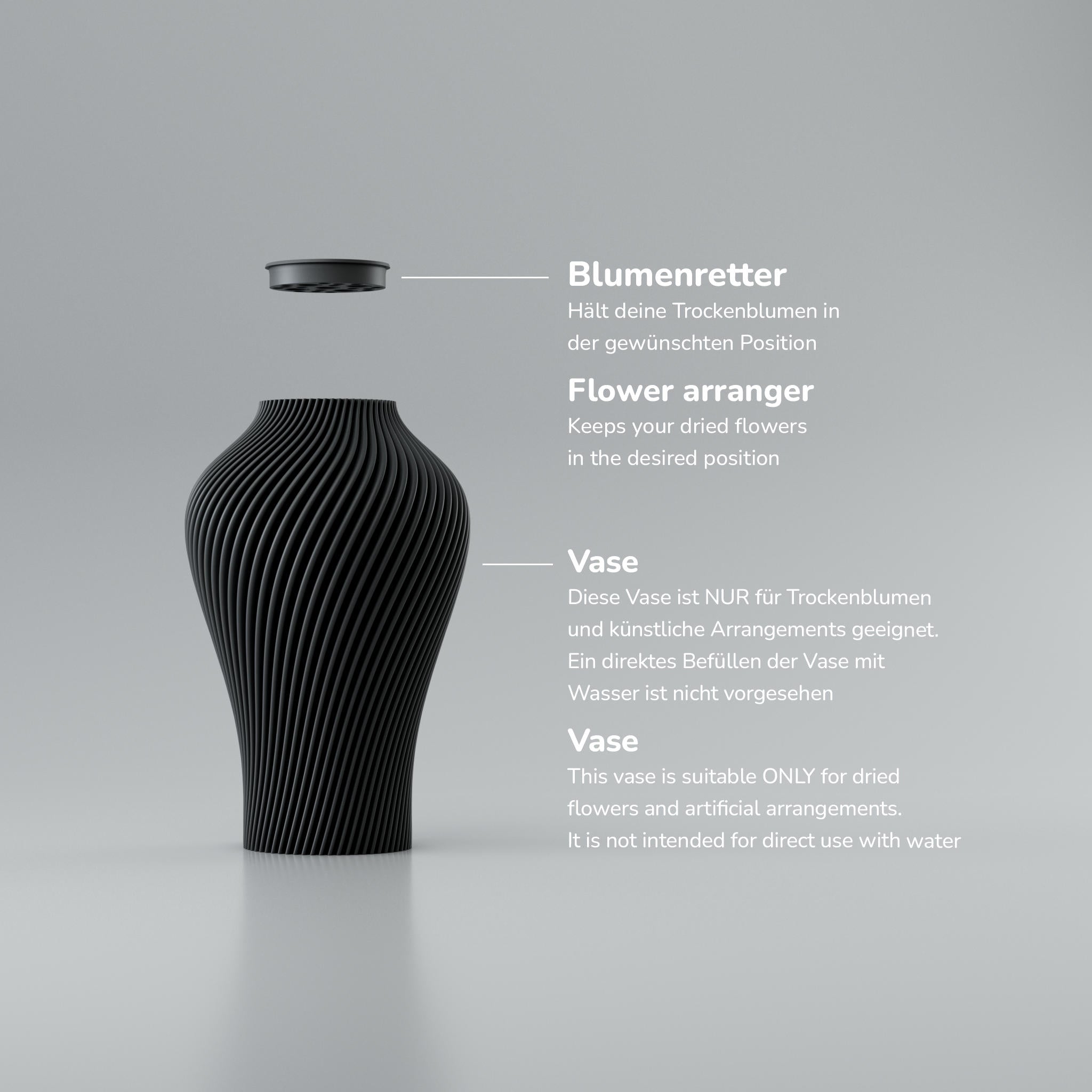 Eine moderne Designvase "Voravellie 40" von Blooming3D in einem hellen, neutralen Farbton. Die Vase zeichnet sich durch eine skulpturale Form und eine präzise ausgearbeitete Rippstruktur aus, die sich spiralförmig um den Körper windet. Diese Struktur erzeugt ein faszinierendes Licht- und Schattenspiel. Die Vase hat eine schlanke Basis, die sich nach oben hin verbreitert und dann zum Hals hin wieder verjüngt. Sie steht auf einer glatten, hellen Oberfläche, die ihr Spiegelbild leicht wiedergibt. Im...