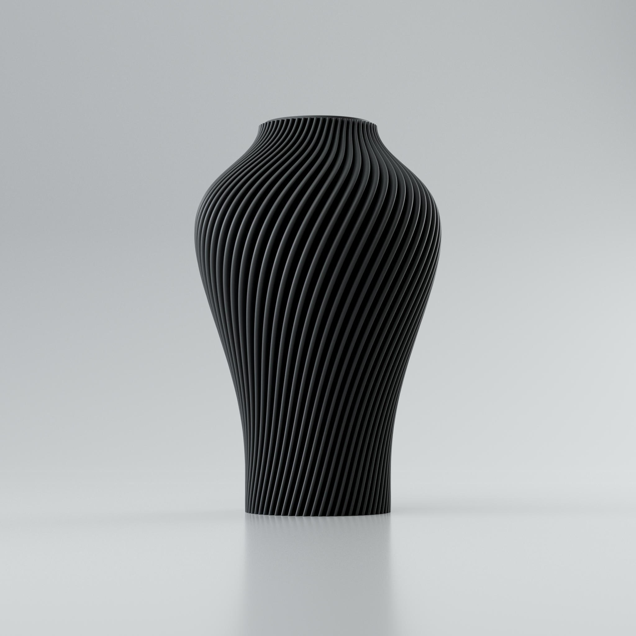 Eine moderne Designvase "Voravellie 40" von Blooming3D in einem hellen, neutralen Farbton. Die Vase zeichnet sich durch eine skulpturale Form und eine präzise ausgearbeitete Rippstruktur aus, die sich spiralförmig um den Körper windet. Diese Struktur erzeugt ein faszinierendes Licht- und Schattenspiel. Die Vase hat eine schlanke Basis, die sich nach oben hin verbreitert und dann zum Hals hin wieder verjüngt. Sie steht auf einer glatten, hellen Oberfläche, die ihr Spiegelbild leicht wiedergibt. Im...