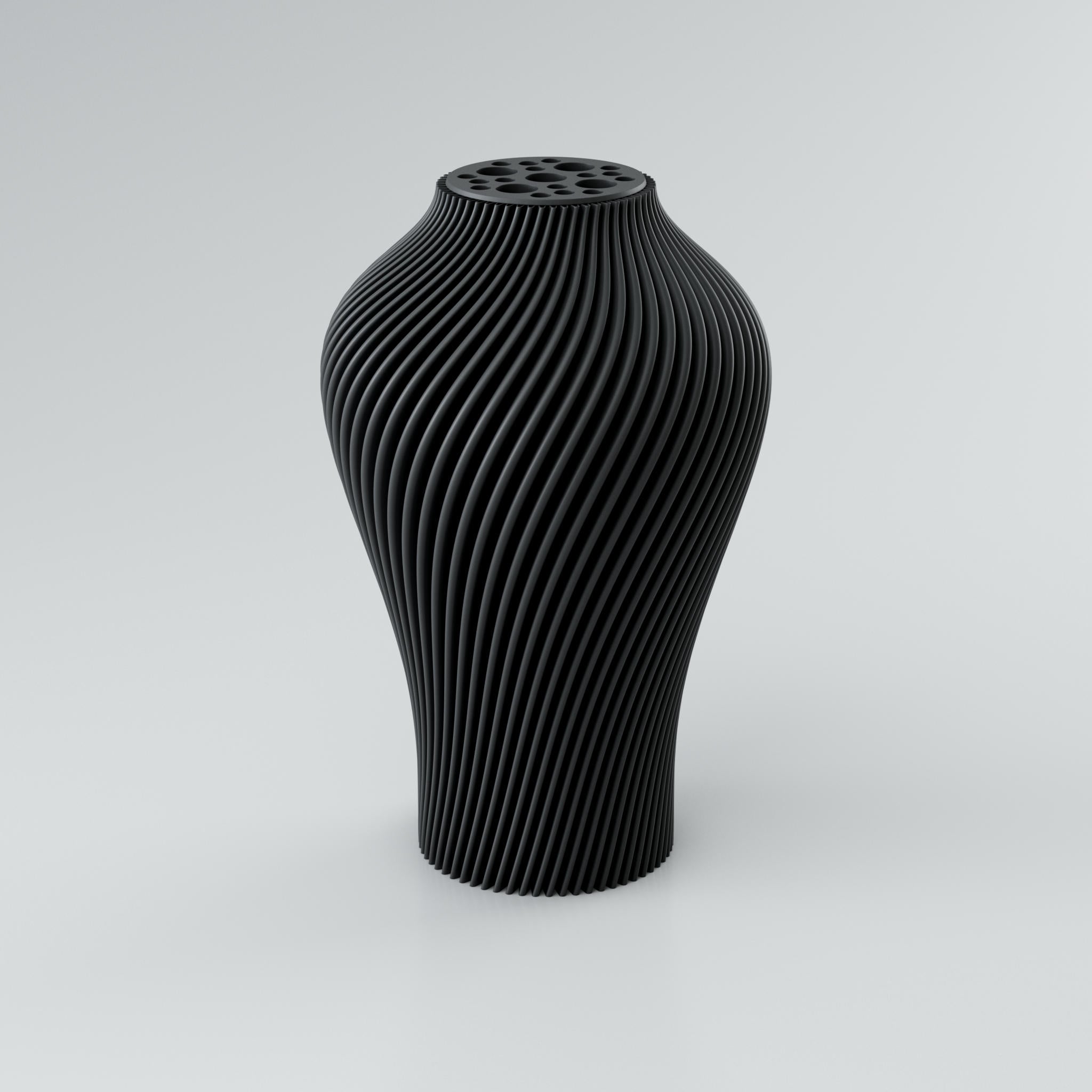 Eine hohe, skulpturale Vase in einem gedämpften Taupe-Ton steht auf einem hellgrauen Hintergrund. Die Vase hat eine ausgeprägte, spiralförmige Rippenstruktur, die sich von der Basis bis zum Hals windet und ein dynamisches Licht- und Schattenspiel erzeugt. Der Hals der Vase ist leicht verengt und mit einer runden Platte versehen, die mehrere unregelmäßig geformte Öffnungen aufweist, ideal für Trockenblumen. Die Oberfläche der Vase wirkt modern und konstruiert, mit klaren Kanten, die ihre architektonische...