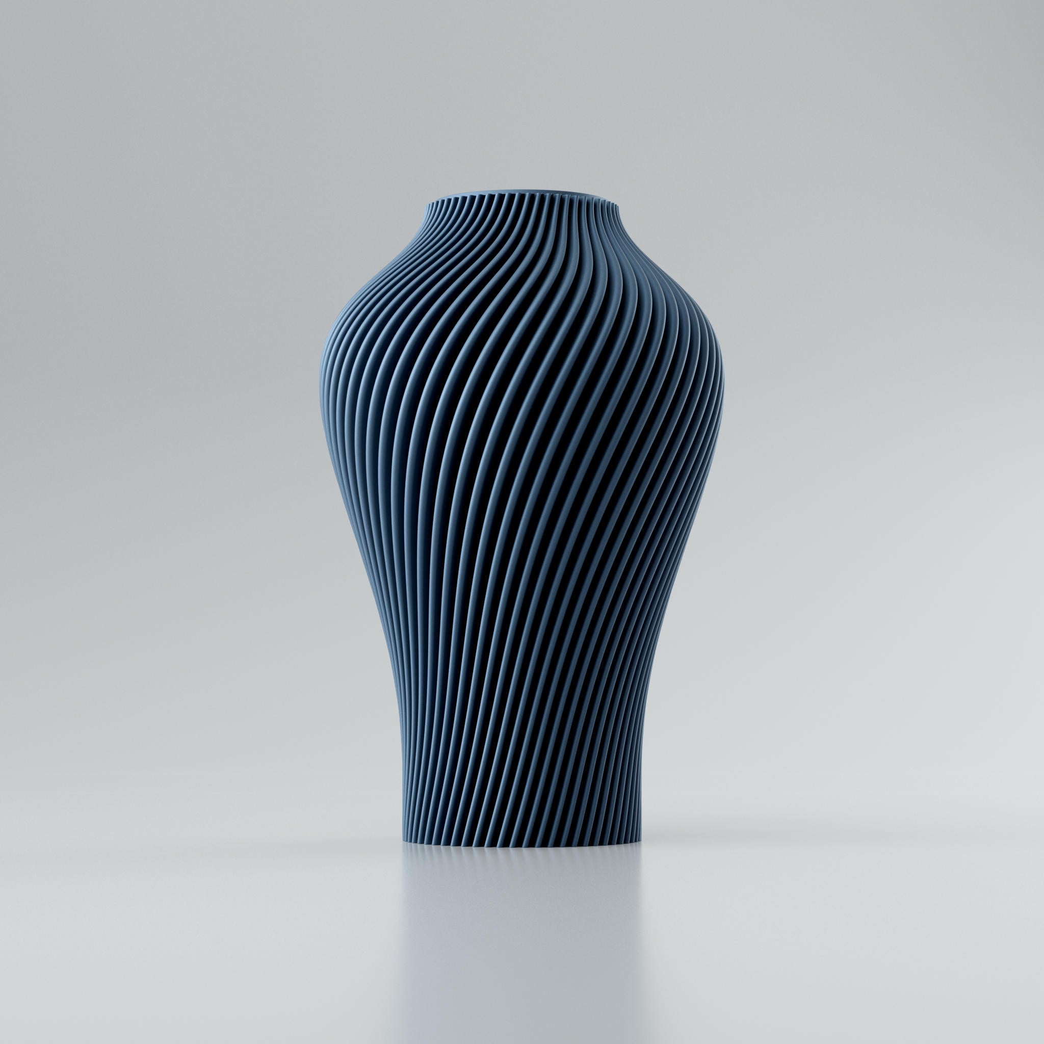 Eine moderne Designvase "Voravellie 40" von Blooming3D in einem hellen, neutralen Farbton. Die Vase zeichnet sich durch eine skulpturale Form und eine präzise ausgearbeitete Rippstruktur aus, die sich spiralförmig um den Körper windet. Diese Struktur erzeugt ein faszinierendes Licht- und Schattenspiel. Die Vase hat eine schlanke Basis, die sich nach oben hin verbreitert und dann zum Hals hin wieder verjüngt. Sie steht auf einer glatten, hellen Oberfläche, die ihr Spiegelbild leicht wiedergibt. Im...