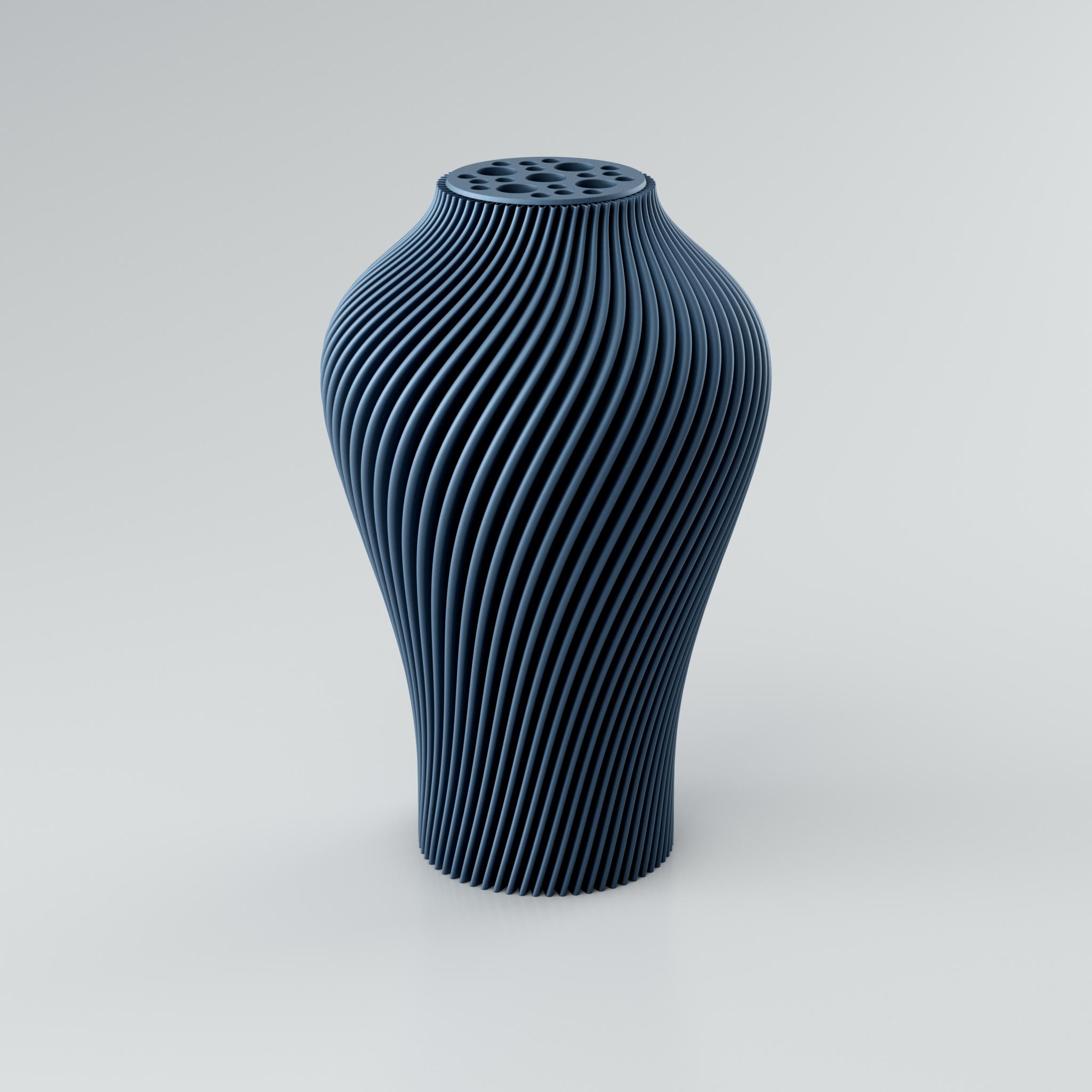 Eine hohe, skulpturale Vase in einem gedämpften Taupe-Ton steht auf einem hellgrauen Hintergrund. Die Vase hat eine ausgeprägte, spiralförmige Rippenstruktur, die sich von der Basis bis zum Hals windet und ein dynamisches Licht- und Schattenspiel erzeugt. Der Hals der Vase ist leicht verengt und mit einer runden Platte versehen, die mehrere unregelmäßig geformte Öffnungen aufweist, ideal für Trockenblumen. Die Oberfläche der Vase wirkt modern und konstruiert, mit klaren Kanten, die ihre architektonische...