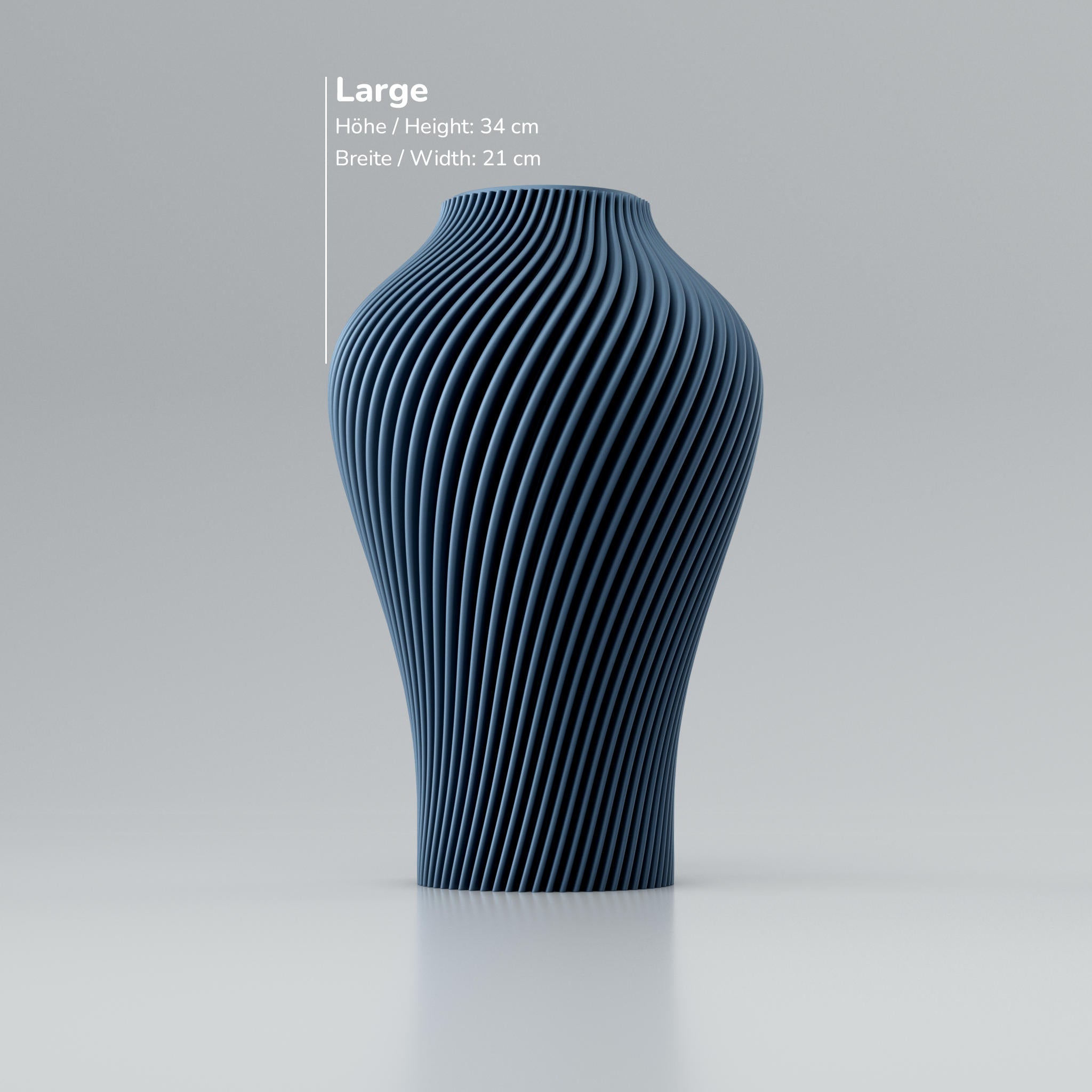Eine moderne Designvase "Voravellie 40" von Blooming3D in einem hellen, neutralen Farbton. Die Vase zeichnet sich durch eine skulpturale Form und eine präzise ausgearbeitete Rippstruktur aus, die sich spiralförmig um den Körper windet. Diese Struktur erzeugt ein faszinierendes Licht- und Schattenspiel. Die Vase hat eine schlanke Basis, die sich nach oben hin verbreitert und dann zum Hals hin wieder verjüngt. Sie steht auf einer glatten, hellen Oberfläche, die ihr Spiegelbild leicht wiedergibt. Im...
