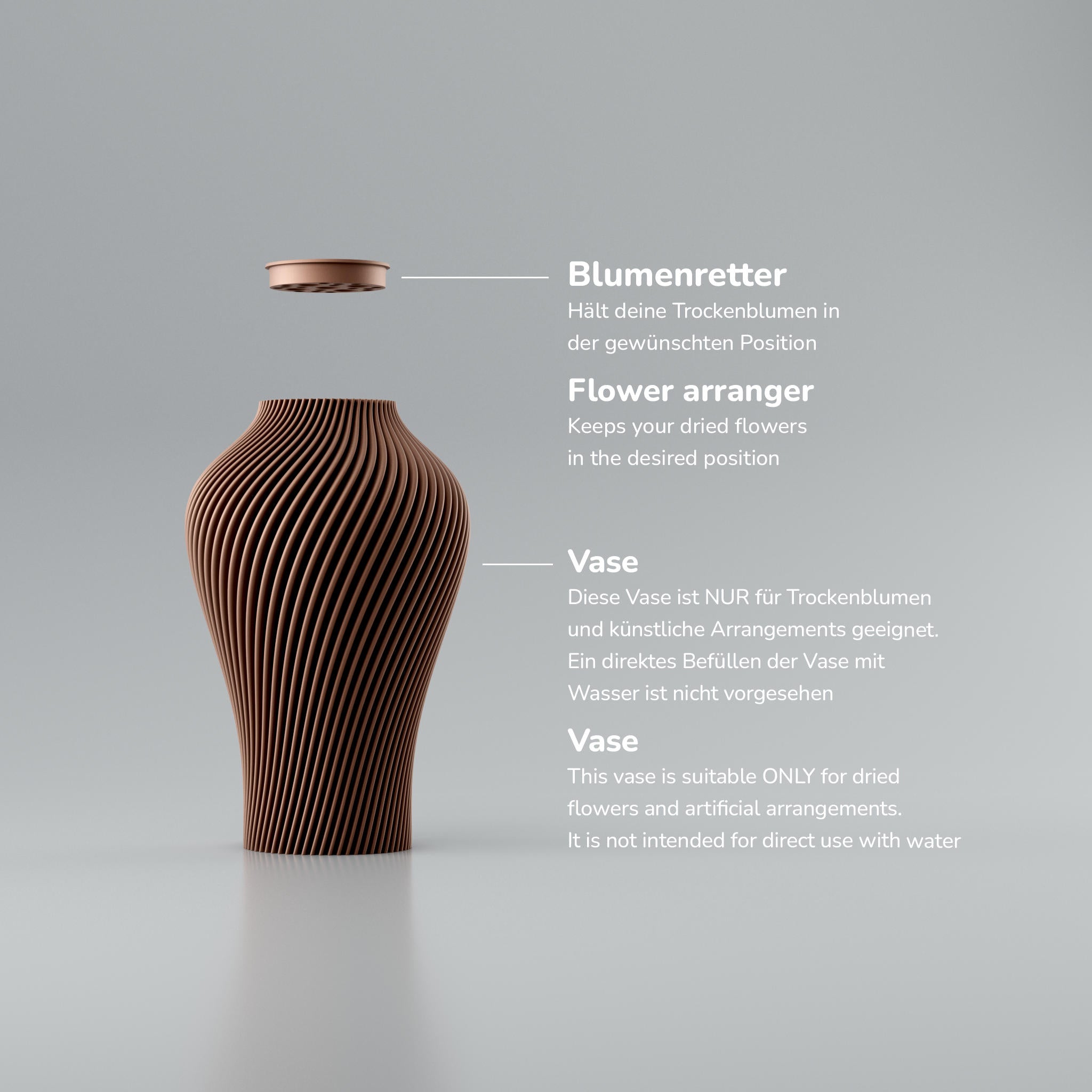 Eine moderne Designvase "Voravellie 40" von Blooming3D in einem hellen, neutralen Farbton. Die Vase zeichnet sich durch eine skulpturale Form und eine präzise ausgearbeitete Rippstruktur aus, die sich spiralförmig um den Körper windet. Diese Struktur erzeugt ein faszinierendes Licht- und Schattenspiel. Die Vase hat eine schlanke Basis, die sich nach oben hin verbreitert und dann zum Hals hin wieder verjüngt. Sie steht auf einer glatten, hellen Oberfläche, die ihr Spiegelbild leicht wiedergibt. Im...