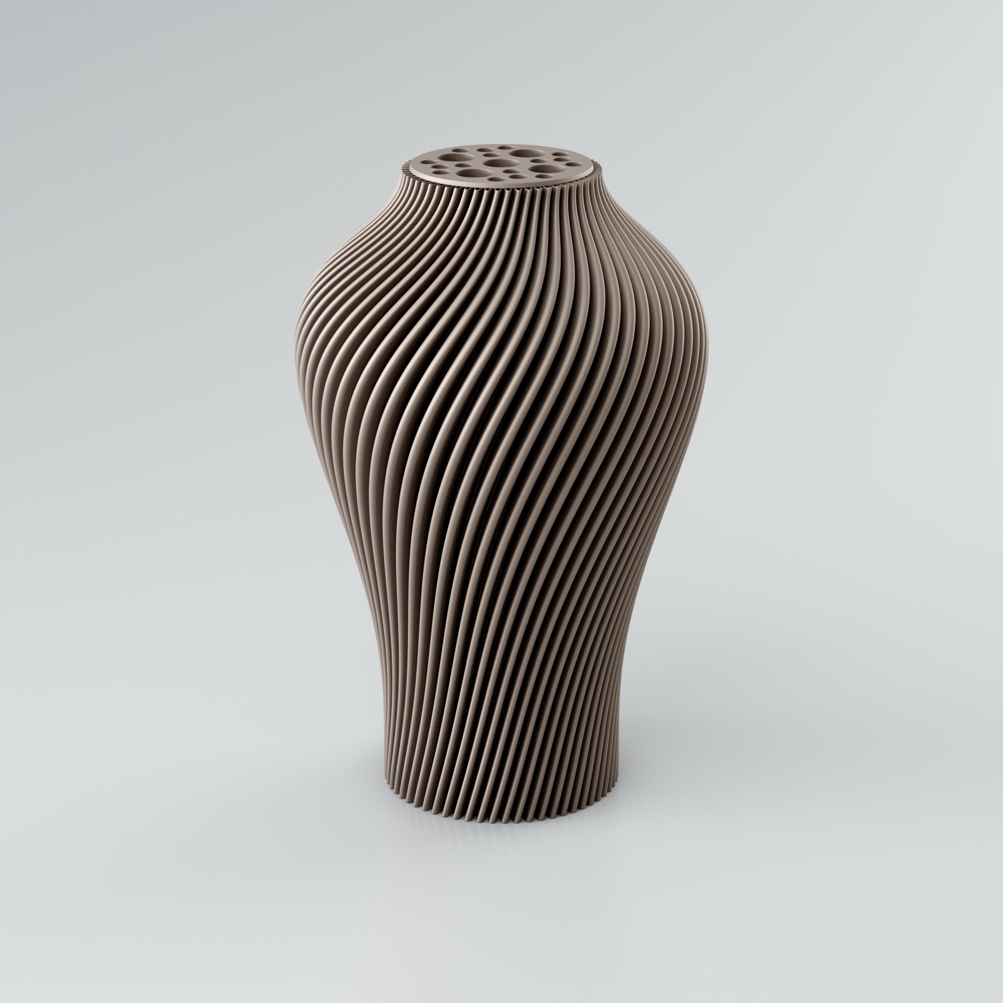 Eine hohe, skulpturale Vase in einem gedämpften Taupe-Ton steht auf einem hellgrauen Hintergrund. Die Vase hat eine ausgeprägte, spiralförmige Rippenstruktur, die sich von der Basis bis zum Hals windet und ein dynamisches Licht- und Schattenspiel erzeugt. Der Hals der Vase ist leicht verengt und mit einer runden Platte versehen, die mehrere unregelmäßig geformte Öffnungen aufweist, ideal für Trockenblumen. Die Oberfläche der Vase wirkt modern und konstruiert, mit klaren Kanten, die ihre architektonische...