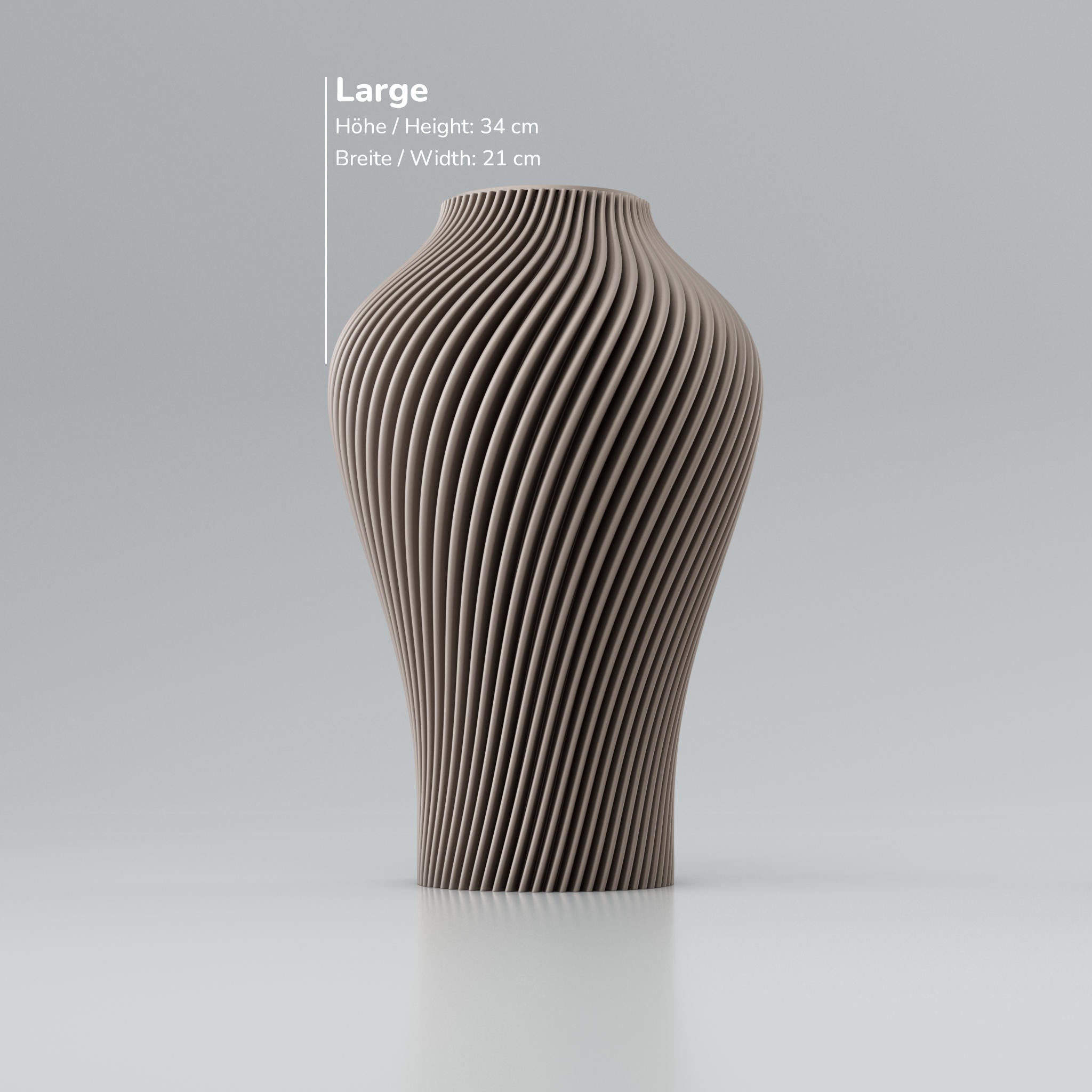 Eine moderne Designvase "Voravellie 40" von Blooming3D in einem hellen, neutralen Farbton. Die Vase zeichnet sich durch eine skulpturale Form und eine präzise ausgearbeitete Rippstruktur aus, die sich spiralförmig um den Körper windet. Diese Struktur erzeugt ein faszinierendes Licht- und Schattenspiel. Die Vase hat eine schlanke Basis, die sich nach oben hin verbreitert und dann zum Hals hin wieder verjüngt. Sie steht auf einer glatten, hellen Oberfläche, die ihr Spiegelbild leicht wiedergibt. Im...