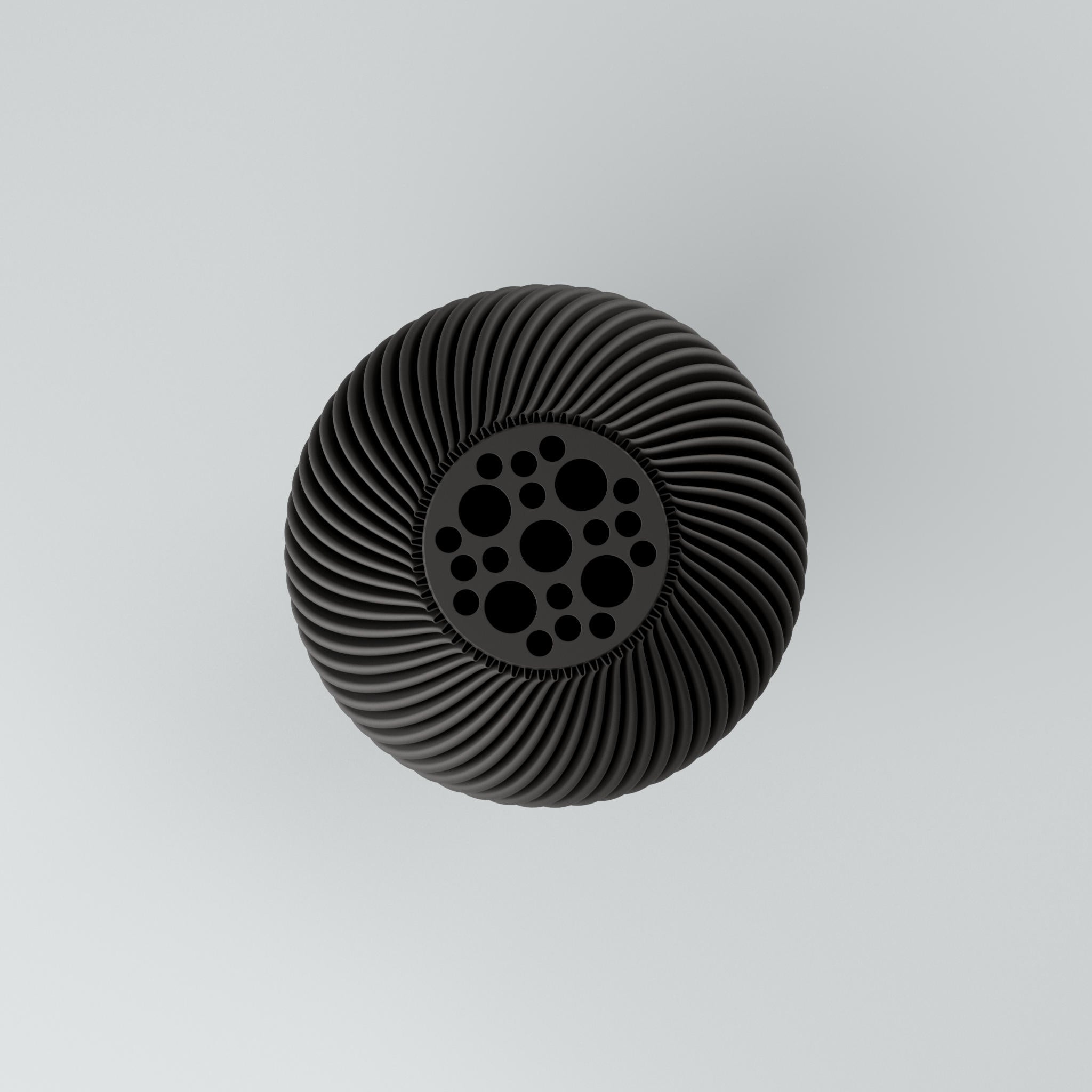 Eine moderne Designvase "Voravellie 40" von Blooming3D in einem hellen, neutralen Farbton. Die Vase zeichnet sich durch eine skulpturale Form und eine präzise ausgearbeitete Rippstruktur aus, die sich spiralförmig um den Körper windet. Diese Struktur erzeugt ein faszinierendes Licht- und Schattenspiel. Die Vase hat eine schlanke Basis, die sich nach oben hin verbreitert und dann zum Hals hin wieder verjüngt. Sie steht auf einer glatten, hellen Oberfläche, die ihr Spiegelbild leicht wiedergibt. Im...