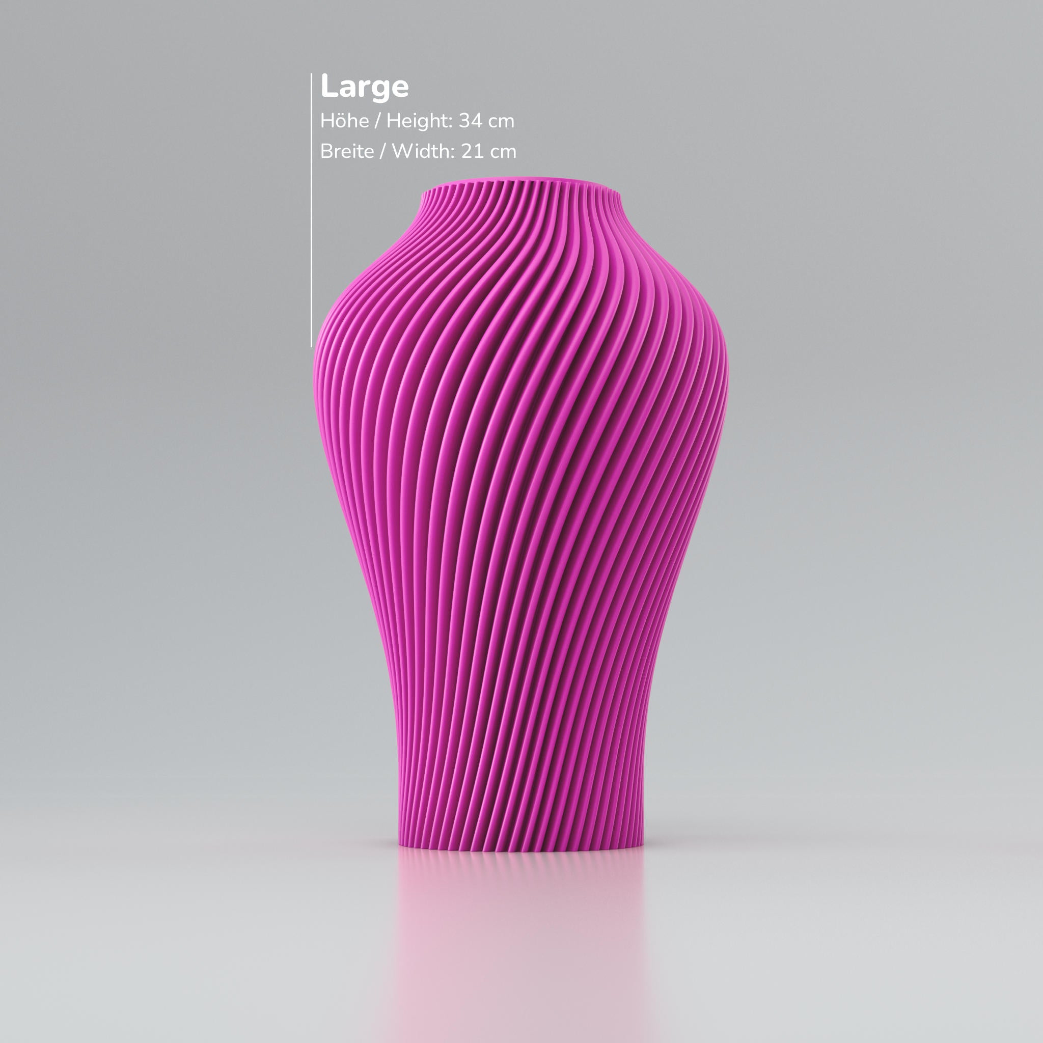 Eine moderne Designvase "Voravellie 40" von Blooming3D in einem hellen, neutralen Farbton. Die Vase zeichnet sich durch eine skulpturale Form und eine präzise ausgearbeitete Rippstruktur aus, die sich spiralförmig um den Körper windet. Diese Struktur erzeugt ein faszinierendes Licht- und Schattenspiel. Die Vase hat eine schlanke Basis, die sich nach oben hin verbreitert und dann zum Hals hin wieder verjüngt. Sie steht auf einer glatten, hellen Oberfläche, die ihr Spiegelbild leicht wiedergibt. Im...