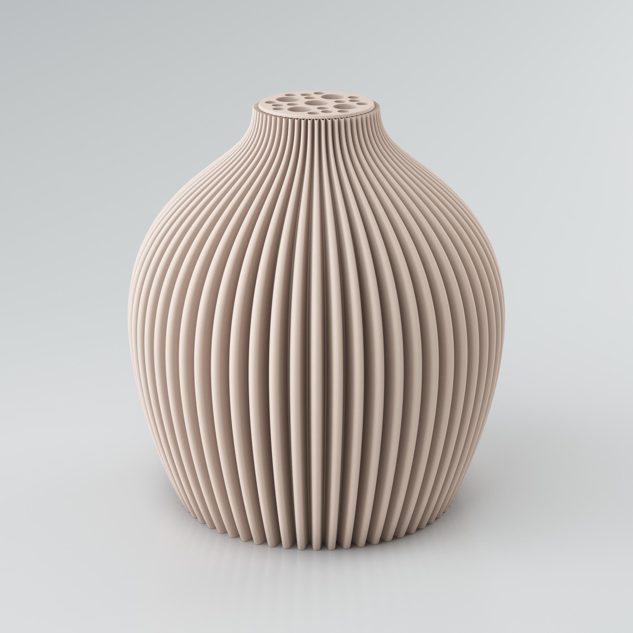 Eine moderne, modulare Designvase namens Voravellie 60 von Blooming3D in einem sanften Beigeton. Die Vase hat eine skulpturale Form mit einer ausgeprägten, präzise ausgearbeiteten Rippstruktur, die für ein faszinierendes Licht- und Schattenspiel sorgt. Am oberen Ende befindet sich ein integrierter Blumenretter mit unterschiedlich großen runden Öffnungen, ideal für stilvolle Trockenblumenarrangements. Die klaren Kanten und die dynamische Form vereinen Architektur und Design in einem Objekt. Die Vase...