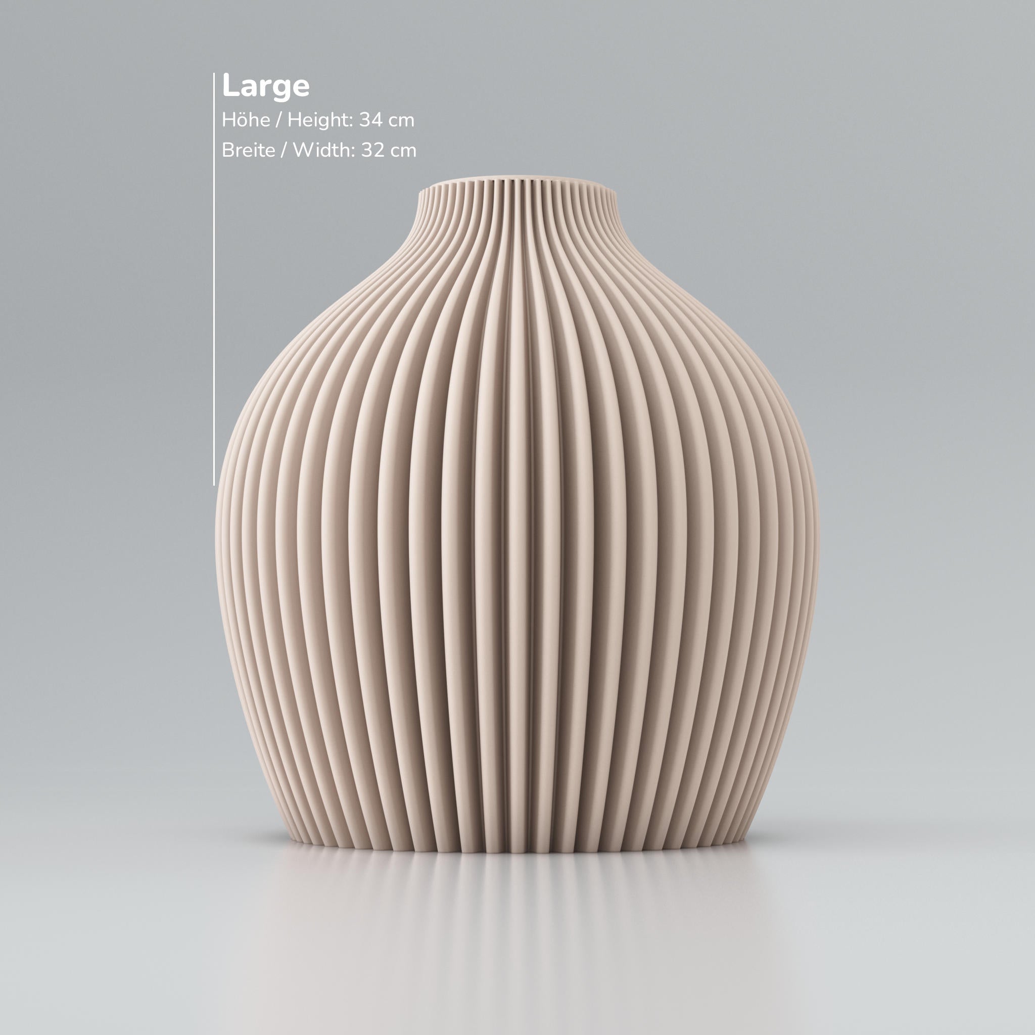 Große gerippte Vase aus beigem Material mit senkrechten Rillen, Höhe 34 cm und Breite 32 cm.