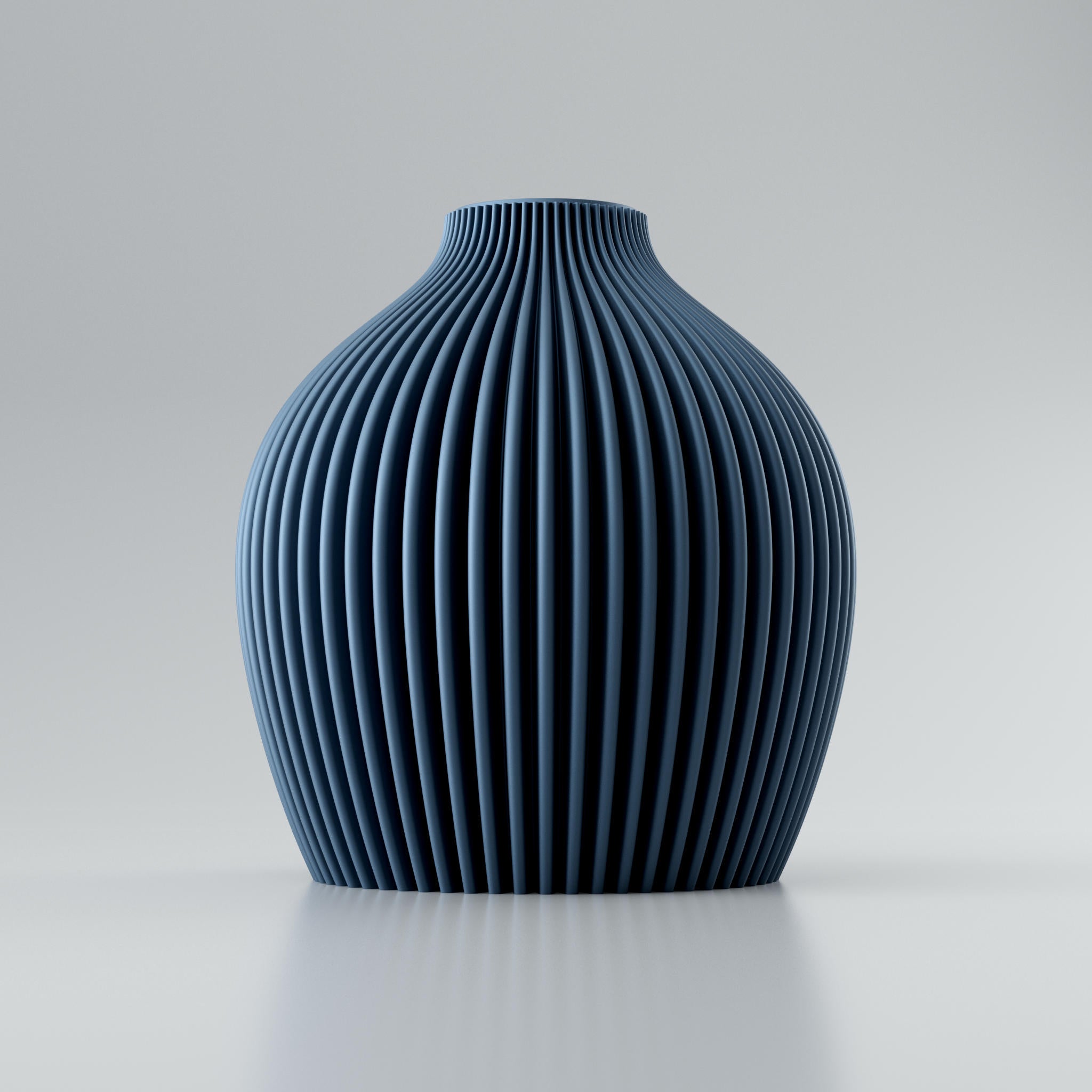 Keramikvase mit geripptem Muster in Blau, das in feinen Rillen nach oben zusammenläuft.