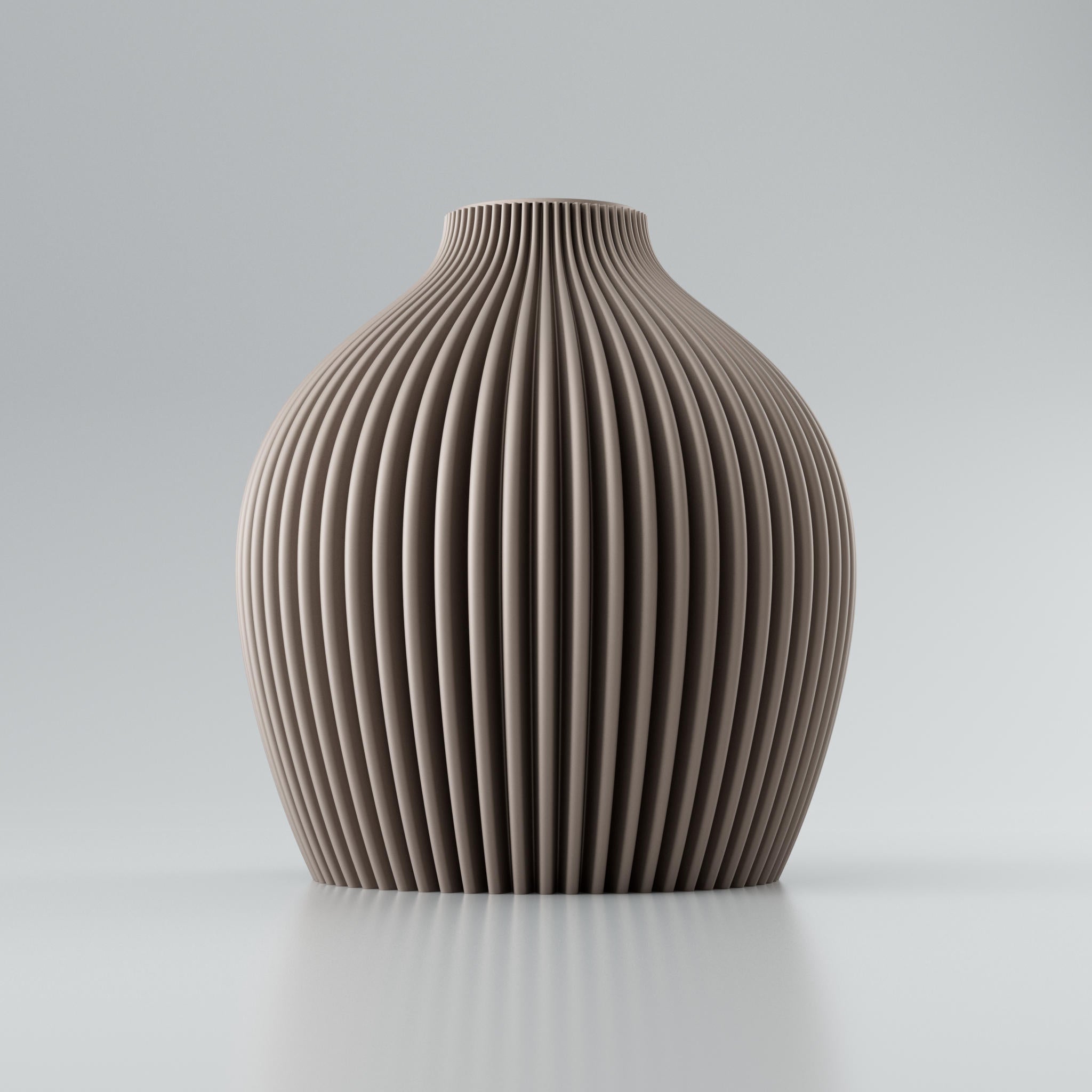 Gerippte beige Vase ragt in den Rahmen, ihre vertikalen Rillen werfen Schatten vor hellgrauem Hintergrund.