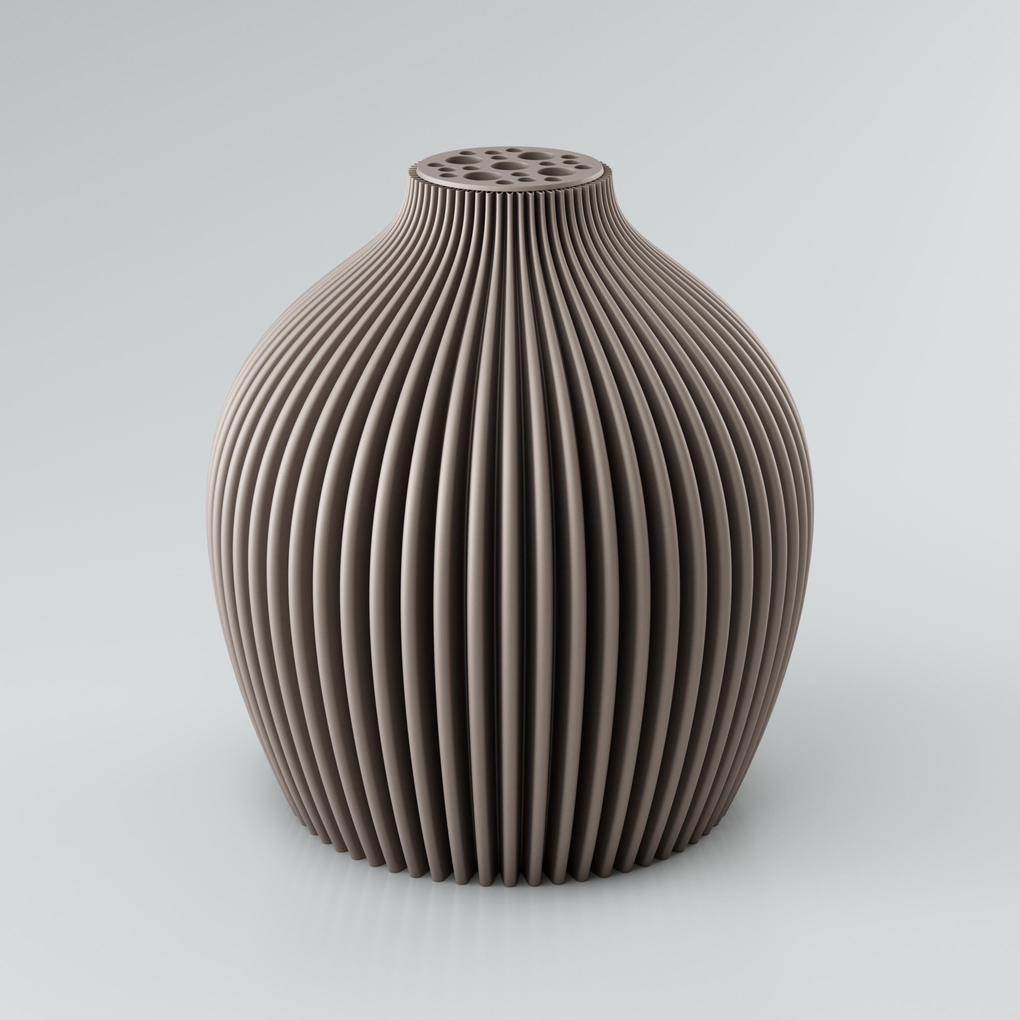 Eine moderne, modulare Designvase namens Voravellie 60 von Blooming3D in einem sanften Beigeton. Die Vase hat eine skulpturale Form mit einer ausgeprägten, präzise ausgearbeiteten Rippstruktur, die für ein faszinierendes Licht- und Schattenspiel sorgt. Am oberen Ende befindet sich ein integrierter Blumenretter mit unterschiedlich großen runden Öffnungen, ideal für stilvolle Trockenblumenarrangements. Die klaren Kanten und die dynamische Form vereinen Architektur und Design in einem Objekt. Die Vase...