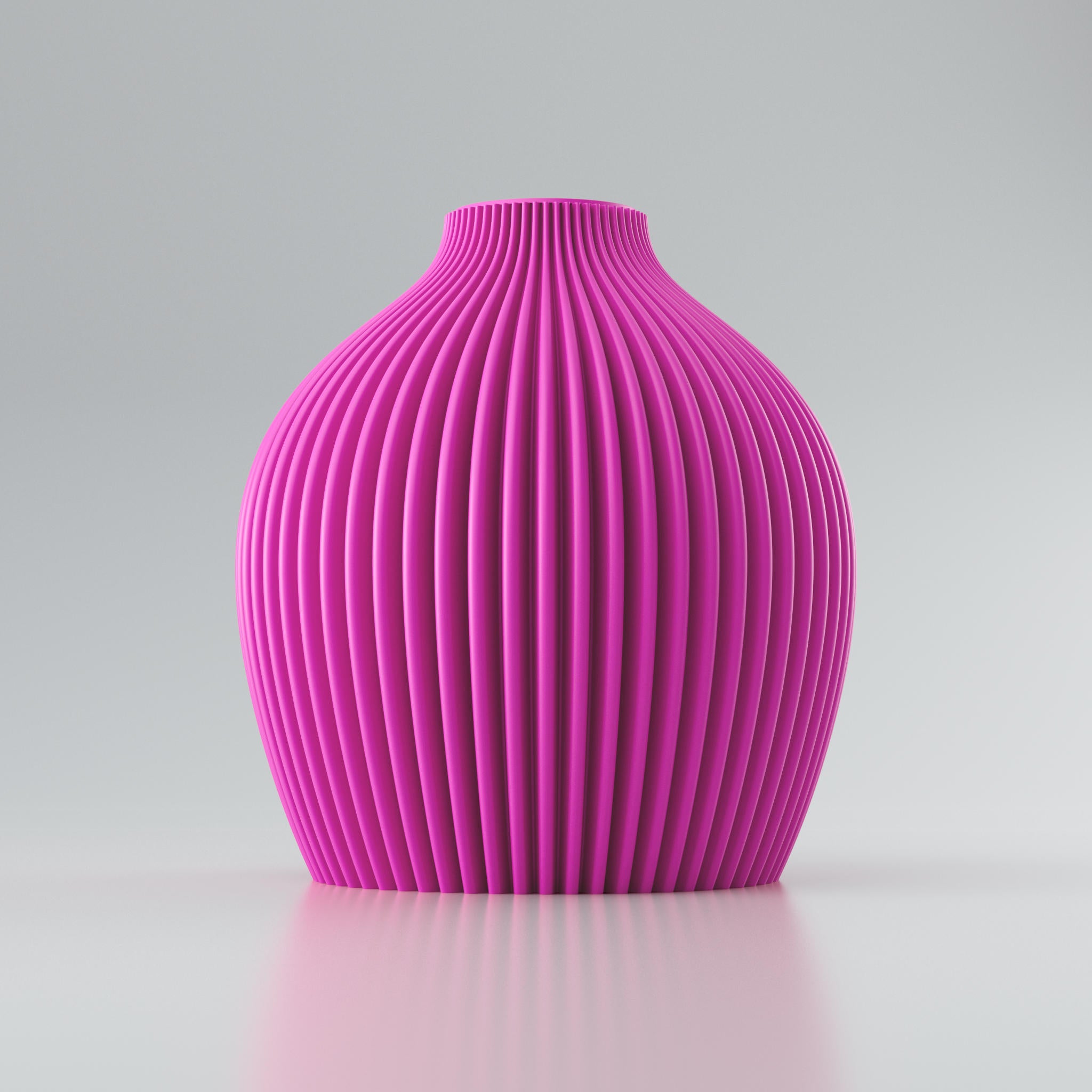 Runde, magentafarbene Vase mit vertikalen Rillen und glatter Oberfläche auf hellem Hintergrund, sanft reflektierend.