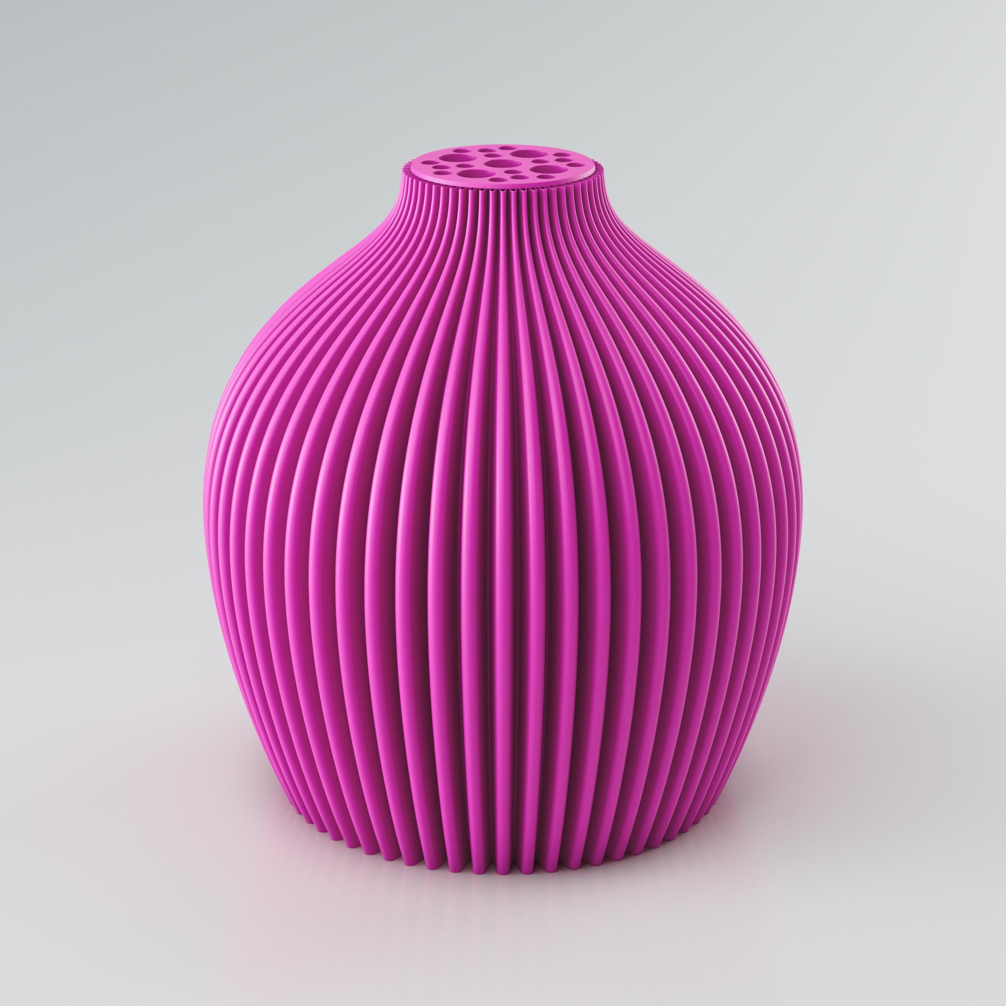 Eine moderne, modulare Designvase namens Voravellie 60 von Blooming3D in einem sanften Beigeton. Die Vase hat eine skulpturale Form mit einer ausgeprägten, präzise ausgearbeiteten Rippstruktur, die für ein faszinierendes Licht- und Schattenspiel sorgt. Am oberen Ende befindet sich ein integrierter Blumenretter mit unterschiedlich großen runden Öffnungen, ideal für stilvolle Trockenblumenarrangements. Die klaren Kanten und die dynamische Form vereinen Architektur und Design in einem Objekt. Die Vase...