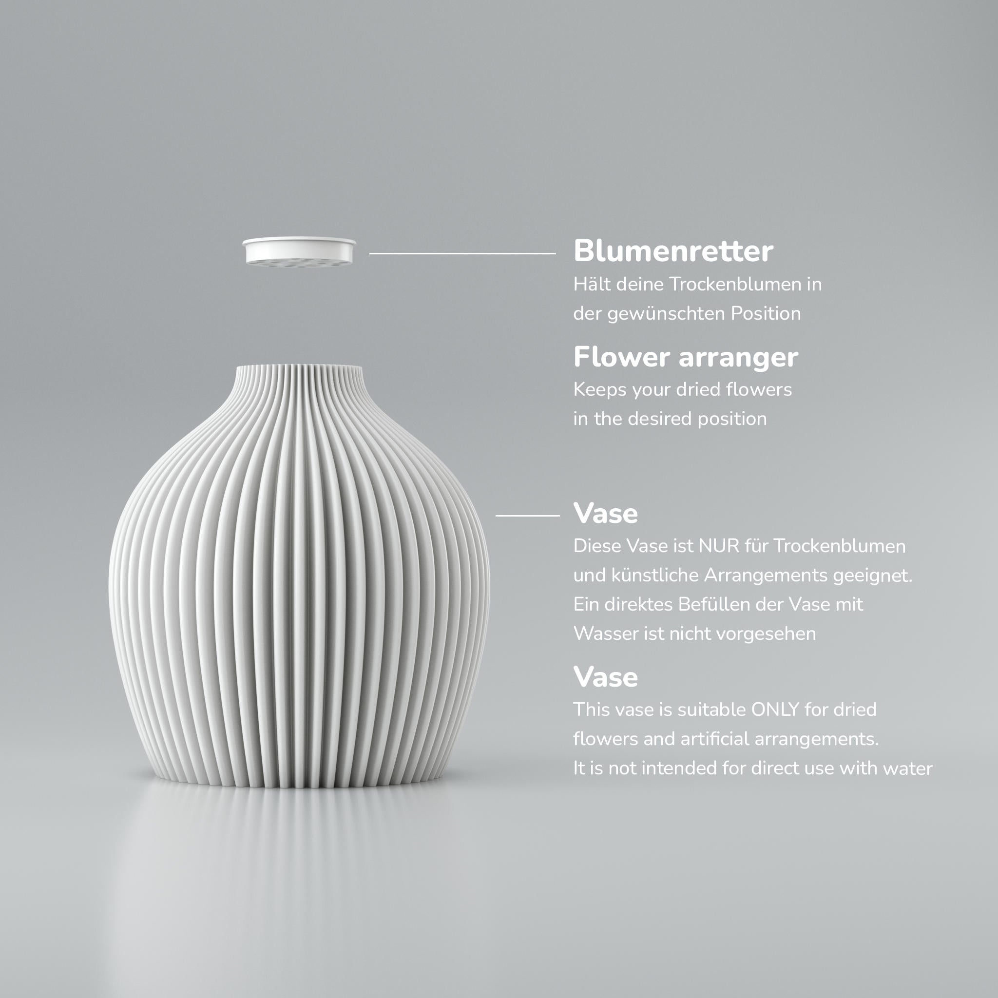 Weiße gerippte Vase auf grauem Hintergrund mit Text „Blumenretter“ und Hinweis für Trockenblumen.