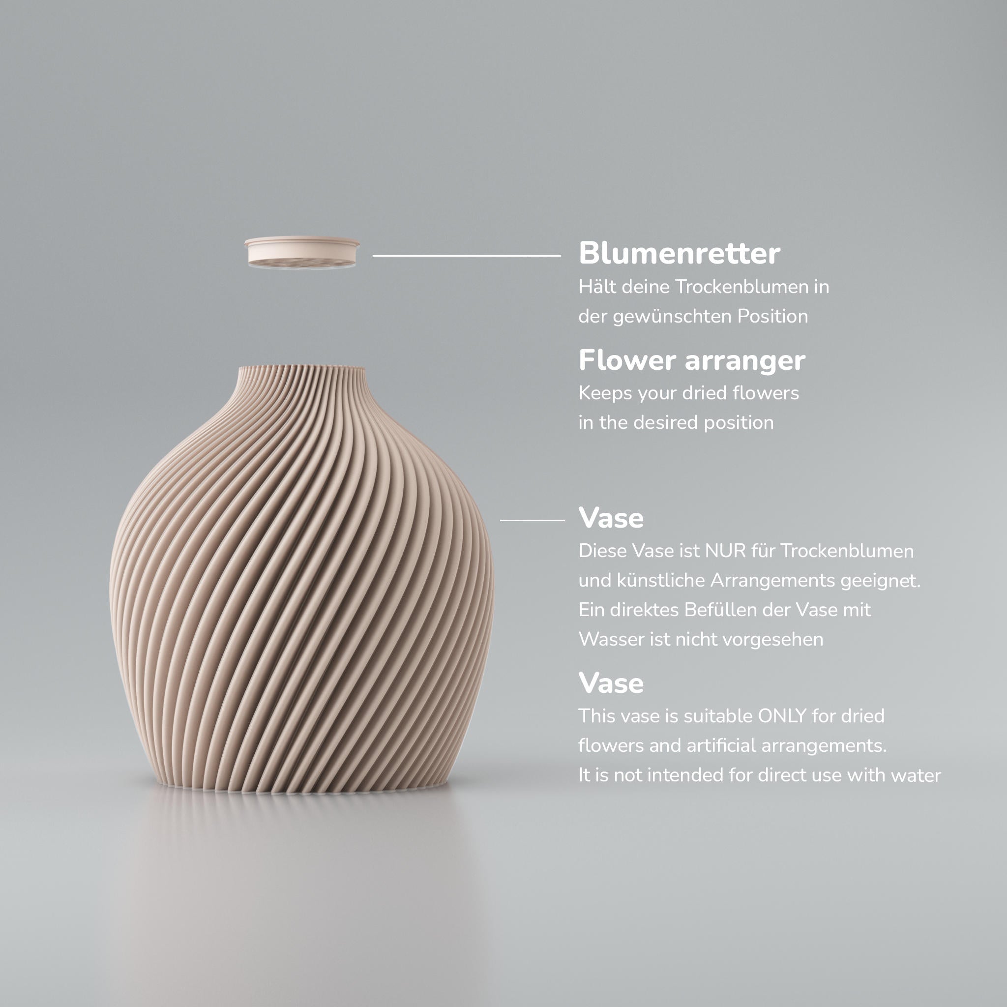 Eine moderne, beigefarbene Designvase namens Voravellie 60, die eine modulare, skulpturale Form aufweist. Die Vase hat eine ausgeprägte, präzise ausgearbeitete Rippstruktur mit klaren Kanten, die spiralförmig um den Körper verläuft und ein faszinierendes Licht- und Schattenspiel erzeugt. Sie steht auf einer glatten, hellgrauen Oberfläche, die ihr Spiegelbild leicht reflektiert, vor einem neutralen, hellgrauen Hintergrund. Die Vase ist leer und hat eine schlanke Öffnung am oberen Ende. Das Design vereint...