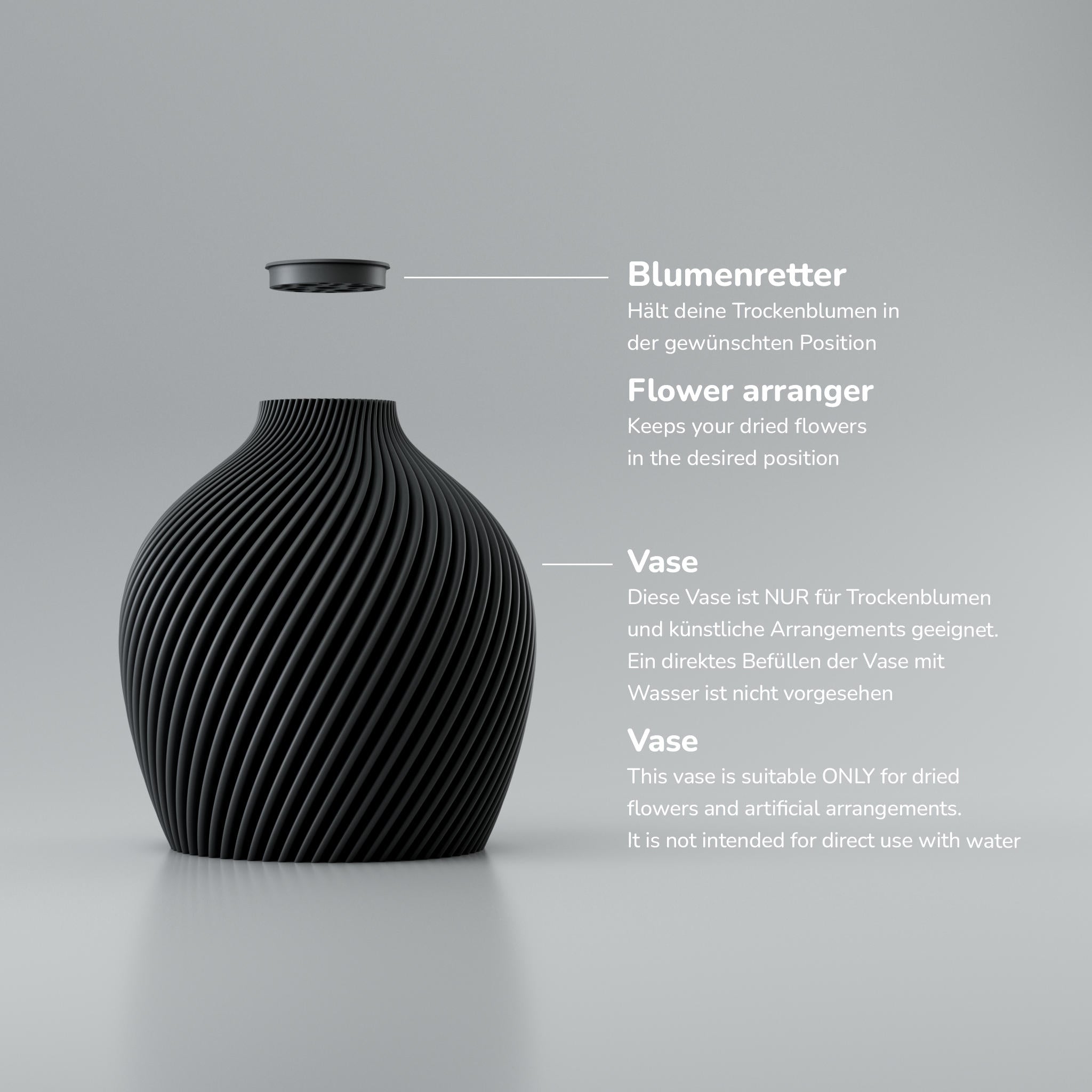 Eine moderne, beigefarbene Designvase namens Voravellie 60, die eine modulare, skulpturale Form aufweist. Die Vase hat eine ausgeprägte, präzise ausgearbeitete Rippstruktur mit klaren Kanten, die spiralförmig um den Körper verläuft und ein faszinierendes Licht- und Schattenspiel erzeugt. Sie steht auf einer glatten, hellgrauen Oberfläche, die ihr Spiegelbild leicht reflektiert, vor einem neutralen, hellgrauen Hintergrund. Die Vase ist leer und hat eine schlanke Öffnung am oberen Ende. Das Design vereint...