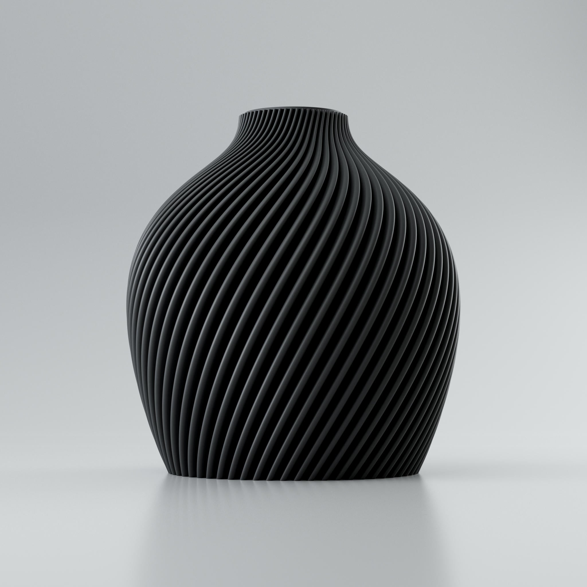 Eine moderne, beigefarbene Designvase namens Voravellie 60, die eine modulare, skulpturale Form aufweist. Die Vase hat eine ausgeprägte, präzise ausgearbeitete Rippstruktur mit klaren Kanten, die spiralförmig um den Körper verläuft und ein faszinierendes Licht- und Schattenspiel erzeugt. Sie steht auf einer glatten, hellgrauen Oberfläche, die ihr Spiegelbild leicht reflektiert, vor einem neutralen, hellgrauen Hintergrund. Die Vase ist leer und hat eine schlanke Öffnung am oberen Ende. Das Design vereint...