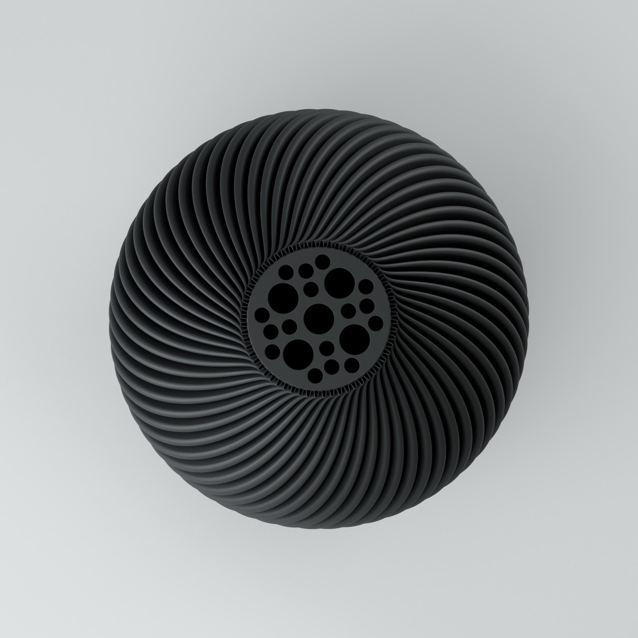 Eine moderne, beigefarbene Designvase namens Voravellie 60, die eine modulare, skulpturale Form aufweist. Die Vase hat eine ausgeprägte, präzise ausgearbeitete Rippstruktur mit klaren Kanten, die spiralförmig um den Körper verläuft und ein faszinierendes Licht- und Schattenspiel erzeugt. Sie steht auf einer glatten, hellgrauen Oberfläche, die ihr Spiegelbild leicht reflektiert, vor einem neutralen, hellgrauen Hintergrund. Die Vase ist leer und hat eine schlanke Öffnung am oberen Ende. Das Design vereint...