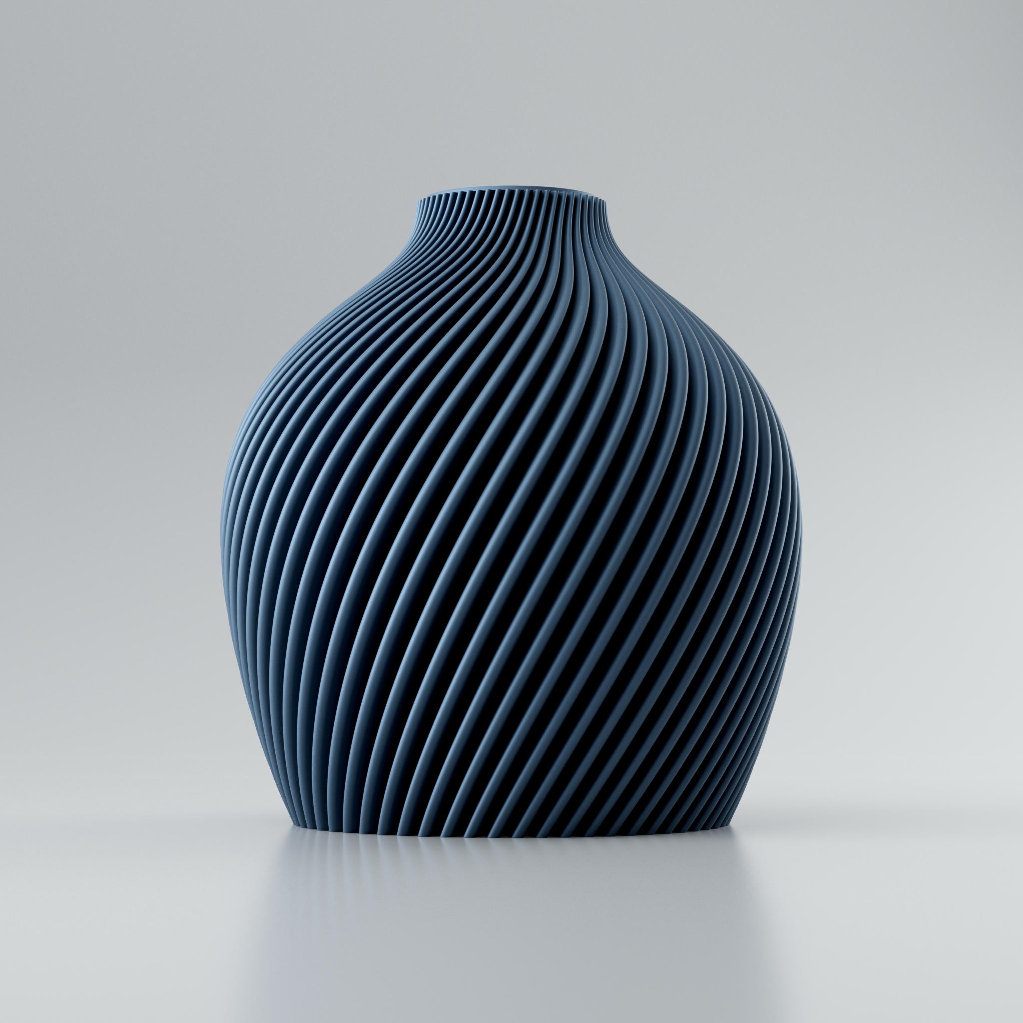 Eine moderne, beigefarbene Designvase namens Voravellie 60, die eine modulare, skulpturale Form aufweist. Die Vase hat eine ausgeprägte, präzise ausgearbeitete Rippstruktur mit klaren Kanten, die spiralförmig um den Körper verläuft und ein faszinierendes Licht- und Schattenspiel erzeugt. Sie steht auf einer glatten, hellgrauen Oberfläche, die ihr Spiegelbild leicht reflektiert, vor einem neutralen, hellgrauen Hintergrund. Die Vase ist leer und hat eine schlanke Öffnung am oberen Ende. Das Design vereint...