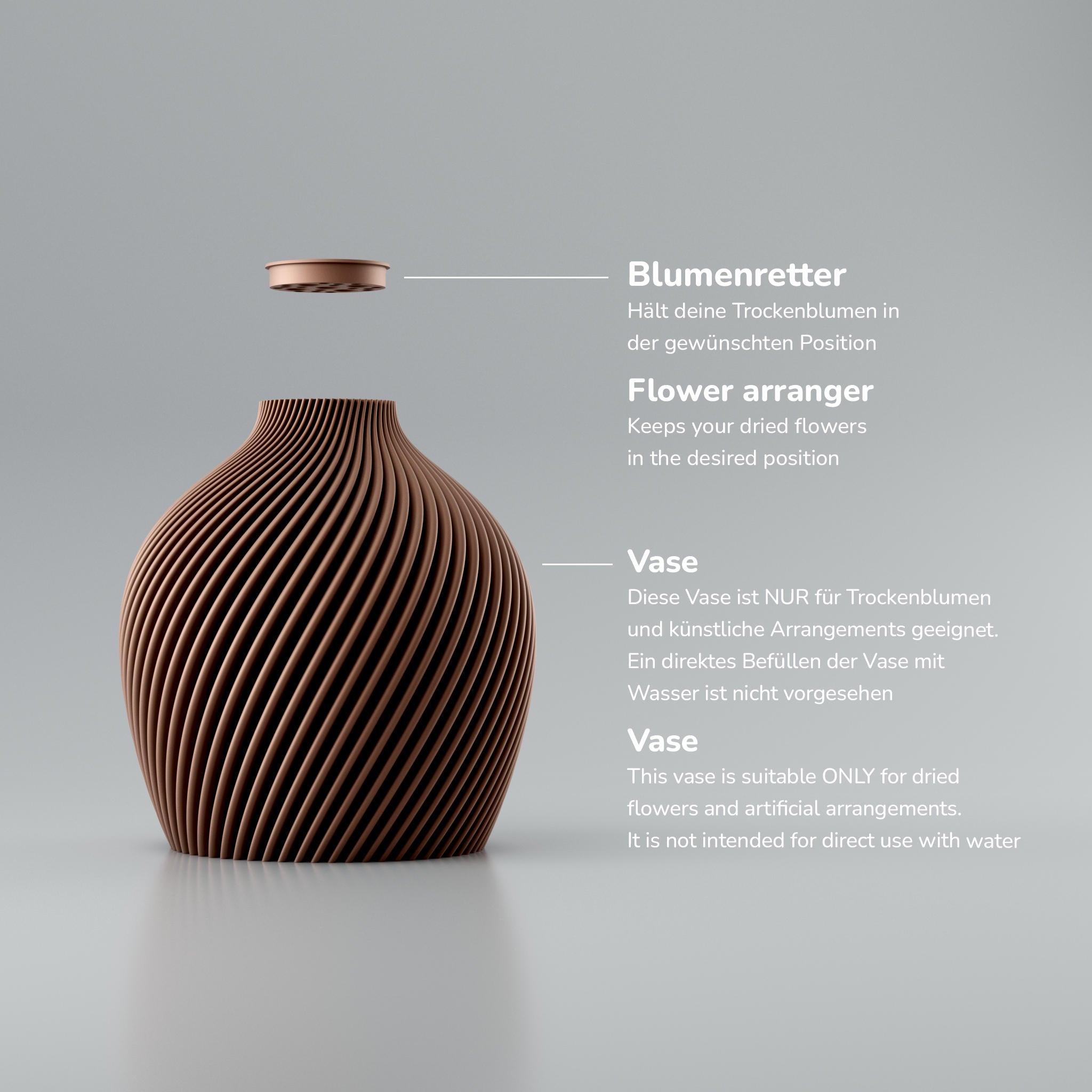 Eine moderne, beigefarbene Designvase namens Voravellie 60, die eine modulare, skulpturale Form aufweist. Die Vase hat eine ausgeprägte, präzise ausgearbeitete Rippstruktur mit klaren Kanten, die spiralförmig um den Körper verläuft und ein faszinierendes Licht- und Schattenspiel erzeugt. Sie steht auf einer glatten, hellgrauen Oberfläche, die ihr Spiegelbild leicht reflektiert, vor einem neutralen, hellgrauen Hintergrund. Die Vase ist leer und hat eine schlanke Öffnung am oberen Ende. Das Design vereint...