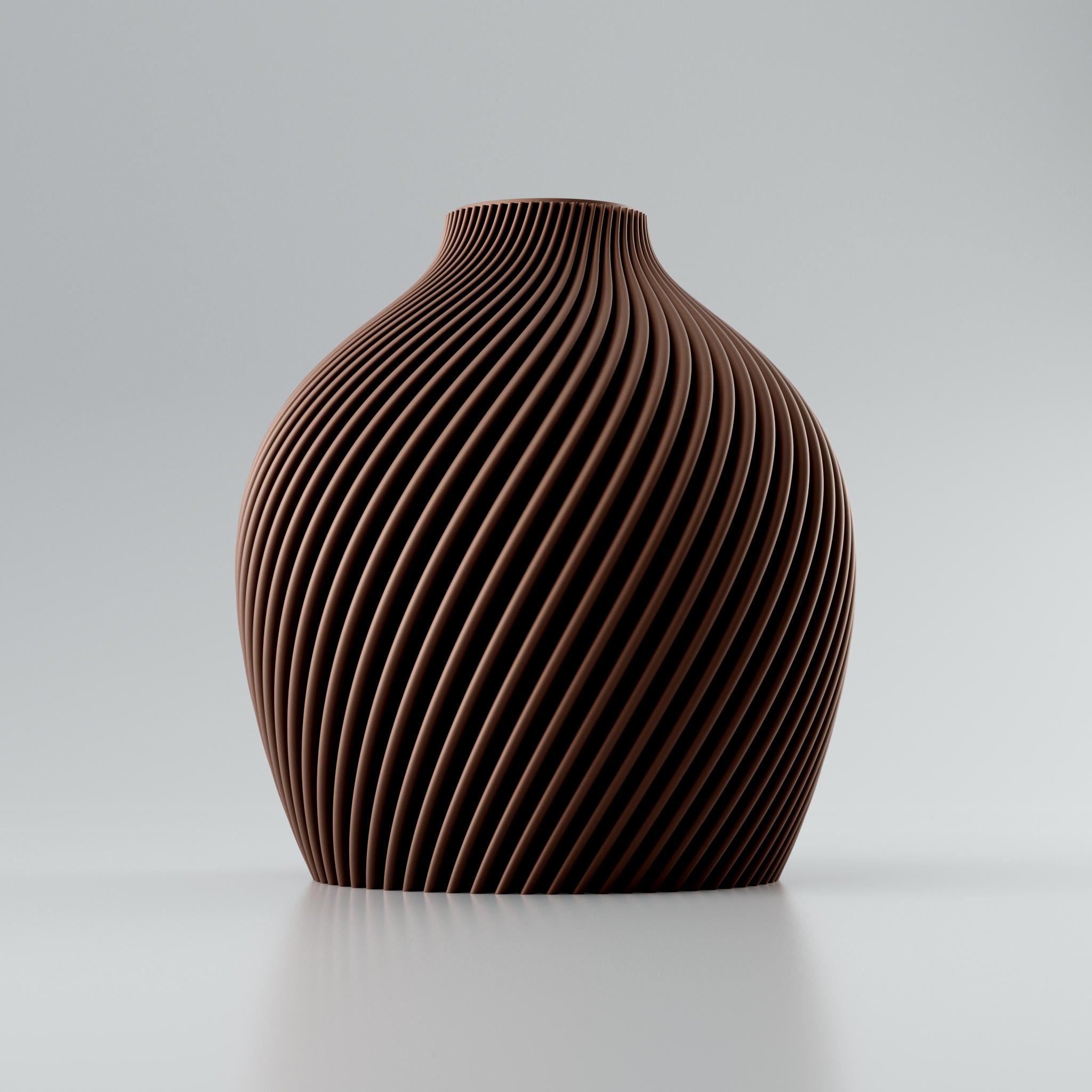 Eine moderne, beigefarbene Designvase namens Voravellie 60, die eine modulare, skulpturale Form aufweist. Die Vase hat eine ausgeprägte, präzise ausgearbeitete Rippstruktur mit klaren Kanten, die spiralförmig um den Körper verläuft und ein faszinierendes Licht- und Schattenspiel erzeugt. Sie steht auf einer glatten, hellgrauen Oberfläche, die ihr Spiegelbild leicht reflektiert, vor einem neutralen, hellgrauen Hintergrund. Die Vase ist leer und hat eine schlanke Öffnung am oberen Ende. Das Design vereint...