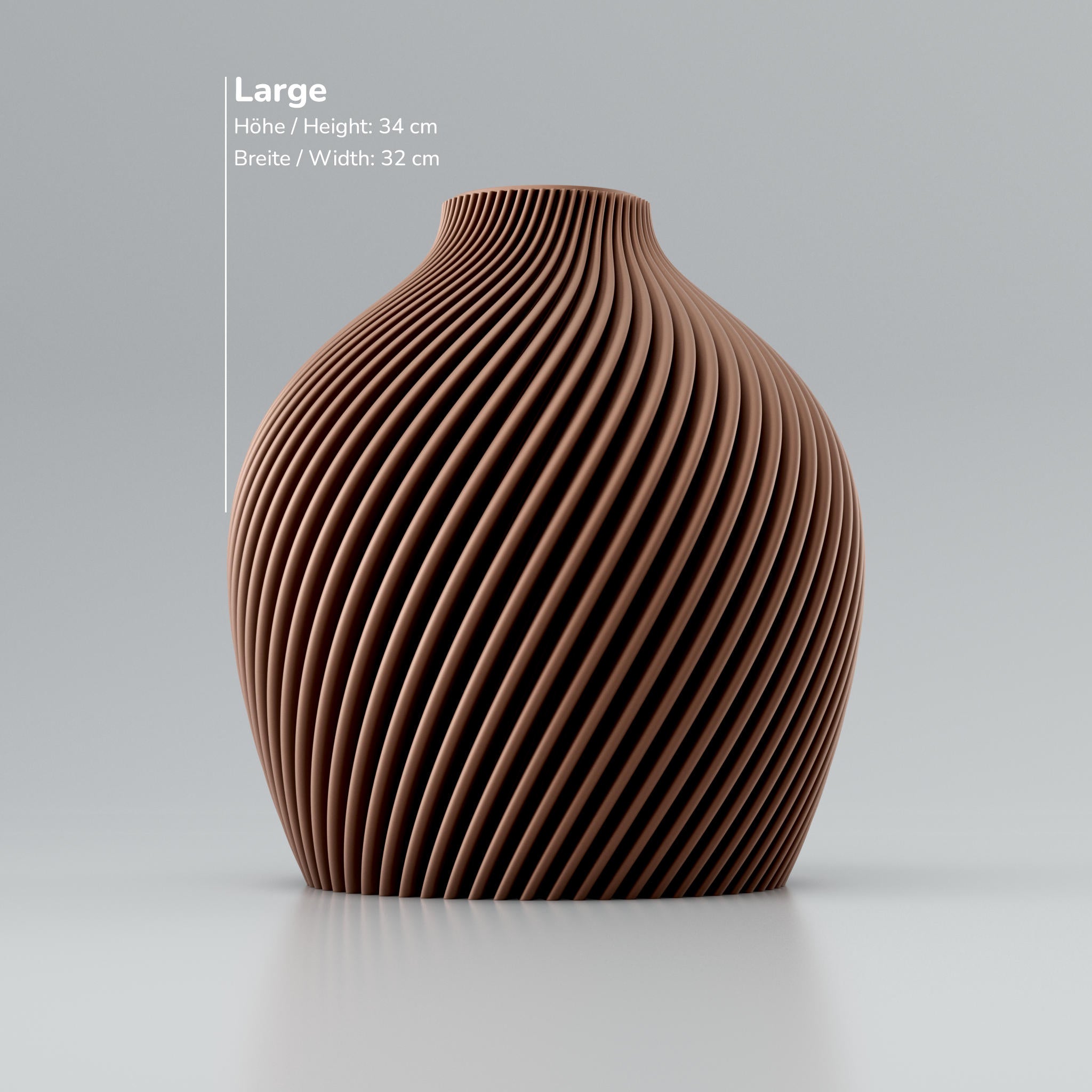 Eine moderne, beigefarbene Designvase namens Voravellie 60, die eine modulare, skulpturale Form aufweist. Die Vase hat eine ausgeprägte, präzise ausgearbeitete Rippstruktur mit klaren Kanten, die spiralförmig um den Körper verläuft und ein faszinierendes Licht- und Schattenspiel erzeugt. Sie steht auf einer glatten, hellgrauen Oberfläche, die ihr Spiegelbild leicht reflektiert, vor einem neutralen, hellgrauen Hintergrund. Die Vase ist leer und hat eine schlanke Öffnung am oberen Ende. Das Design vereint...