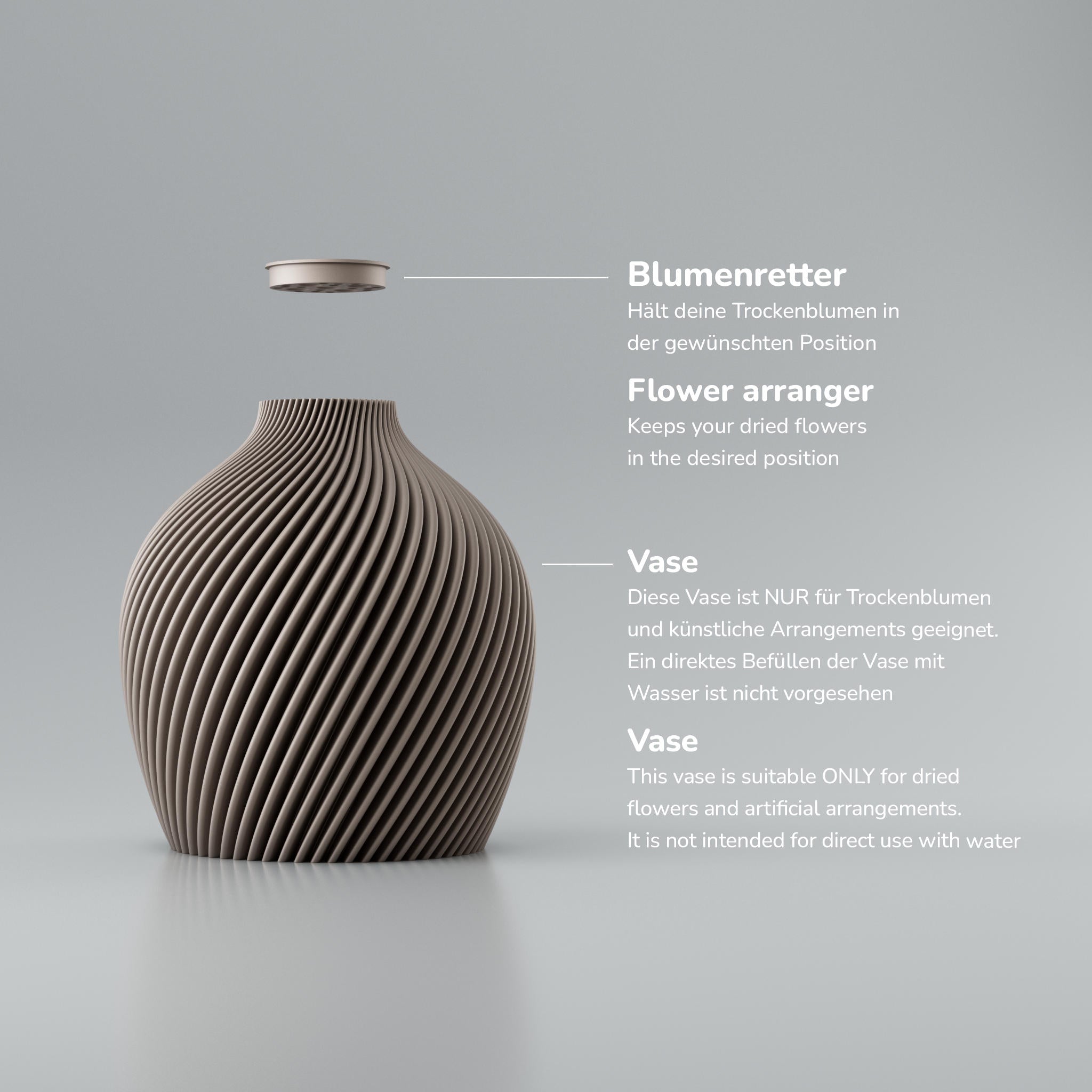 Eine moderne, beigefarbene Designvase namens Voravellie 60, die eine modulare, skulpturale Form aufweist. Die Vase hat eine ausgeprägte, präzise ausgearbeitete Rippstruktur mit klaren Kanten, die spiralförmig um den Körper verläuft und ein faszinierendes Licht- und Schattenspiel erzeugt. Sie steht auf einer glatten, hellgrauen Oberfläche, die ihr Spiegelbild leicht reflektiert, vor einem neutralen, hellgrauen Hintergrund. Die Vase ist leer und hat eine schlanke Öffnung am oberen Ende. Das Design vereint...
