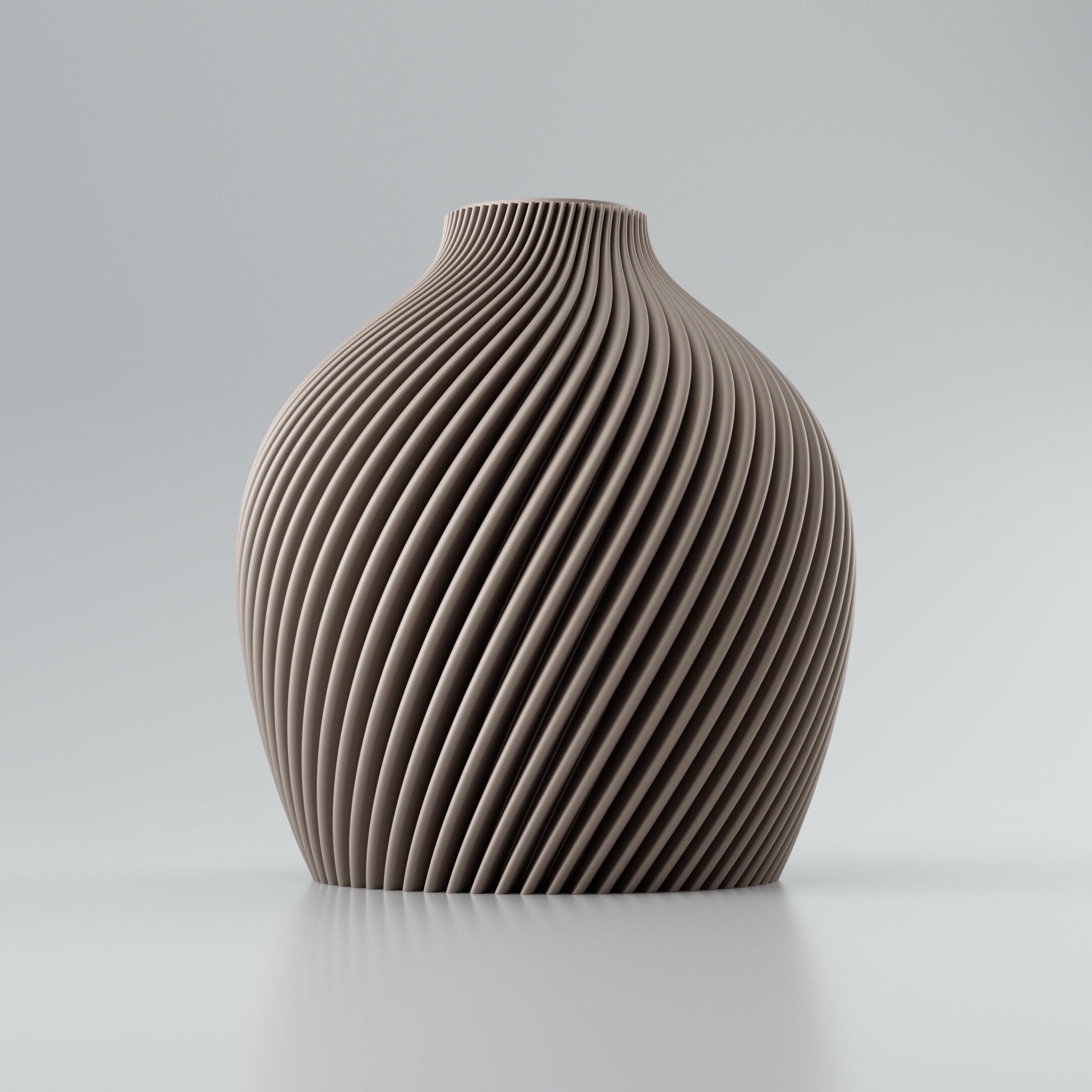 Eine moderne, beigefarbene Designvase namens Voravellie 60, die eine modulare, skulpturale Form aufweist. Die Vase hat eine ausgeprägte, präzise ausgearbeitete Rippstruktur mit klaren Kanten, die spiralförmig um den Körper verläuft und ein faszinierendes Licht- und Schattenspiel erzeugt. Sie steht auf einer glatten, hellgrauen Oberfläche, die ihr Spiegelbild leicht reflektiert, vor einem neutralen, hellgrauen Hintergrund. Die Vase ist leer und hat eine schlanke Öffnung am oberen Ende. Das Design vereint...