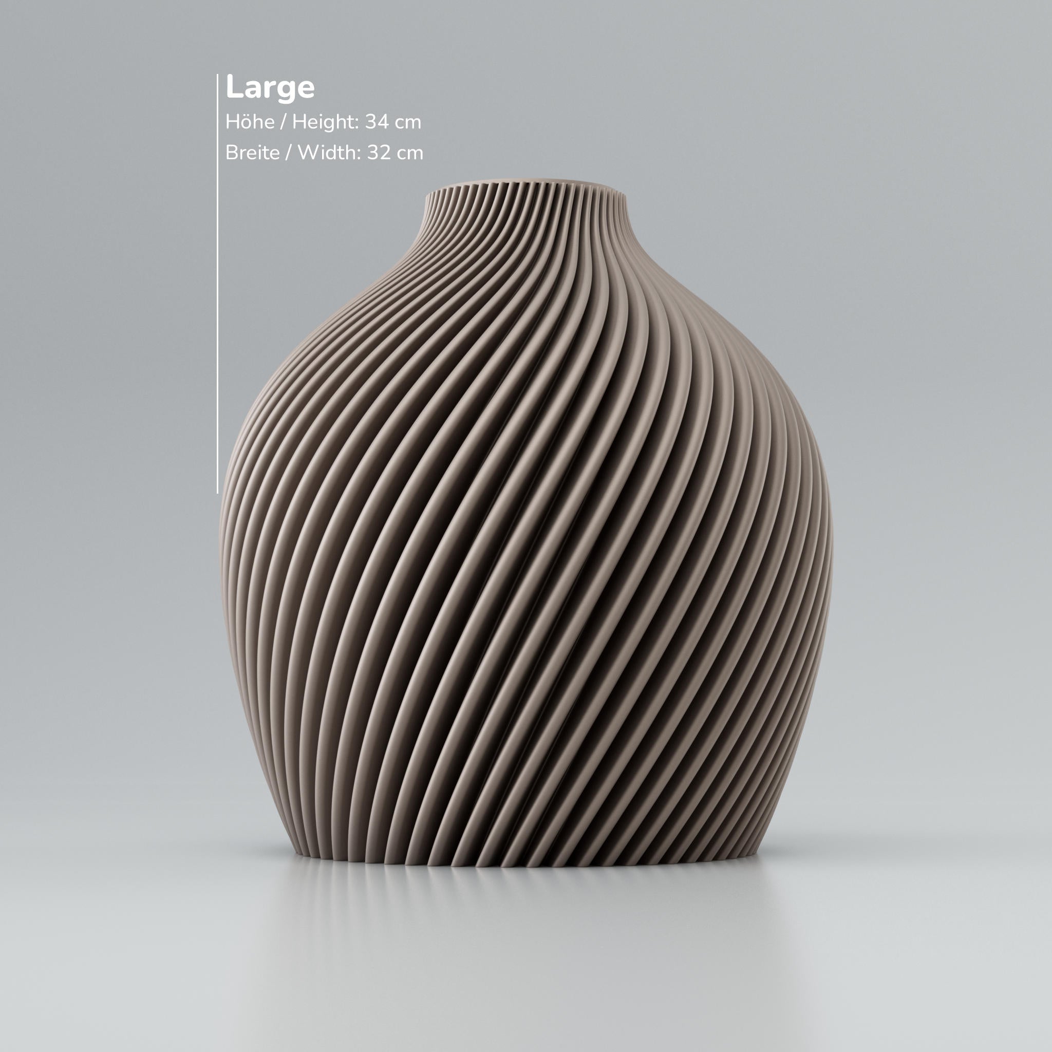 Eine moderne, beigefarbene Designvase namens Voravellie 60, die eine modulare, skulpturale Form aufweist. Die Vase hat eine ausgeprägte, präzise ausgearbeitete Rippstruktur mit klaren Kanten, die spiralförmig um den Körper verläuft und ein faszinierendes Licht- und Schattenspiel erzeugt. Sie steht auf einer glatten, hellgrauen Oberfläche, die ihr Spiegelbild leicht reflektiert, vor einem neutralen, hellgrauen Hintergrund. Die Vase ist leer und hat eine schlanke Öffnung am oberen Ende. Das Design vereint...
