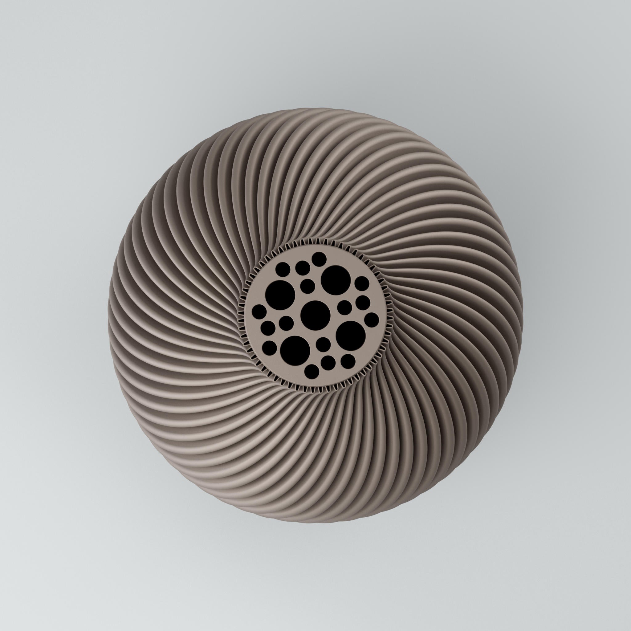 Eine moderne, beigefarbene Designvase namens Voravellie 60, die eine modulare, skulpturale Form aufweist. Die Vase hat eine ausgeprägte, präzise ausgearbeitete Rippstruktur mit klaren Kanten, die spiralförmig um den Körper verläuft und ein faszinierendes Licht- und Schattenspiel erzeugt. Sie steht auf einer glatten, hellgrauen Oberfläche, die ihr Spiegelbild leicht reflektiert, vor einem neutralen, hellgrauen Hintergrund. Die Vase ist leer und hat eine schlanke Öffnung am oberen Ende. Das Design vereint...