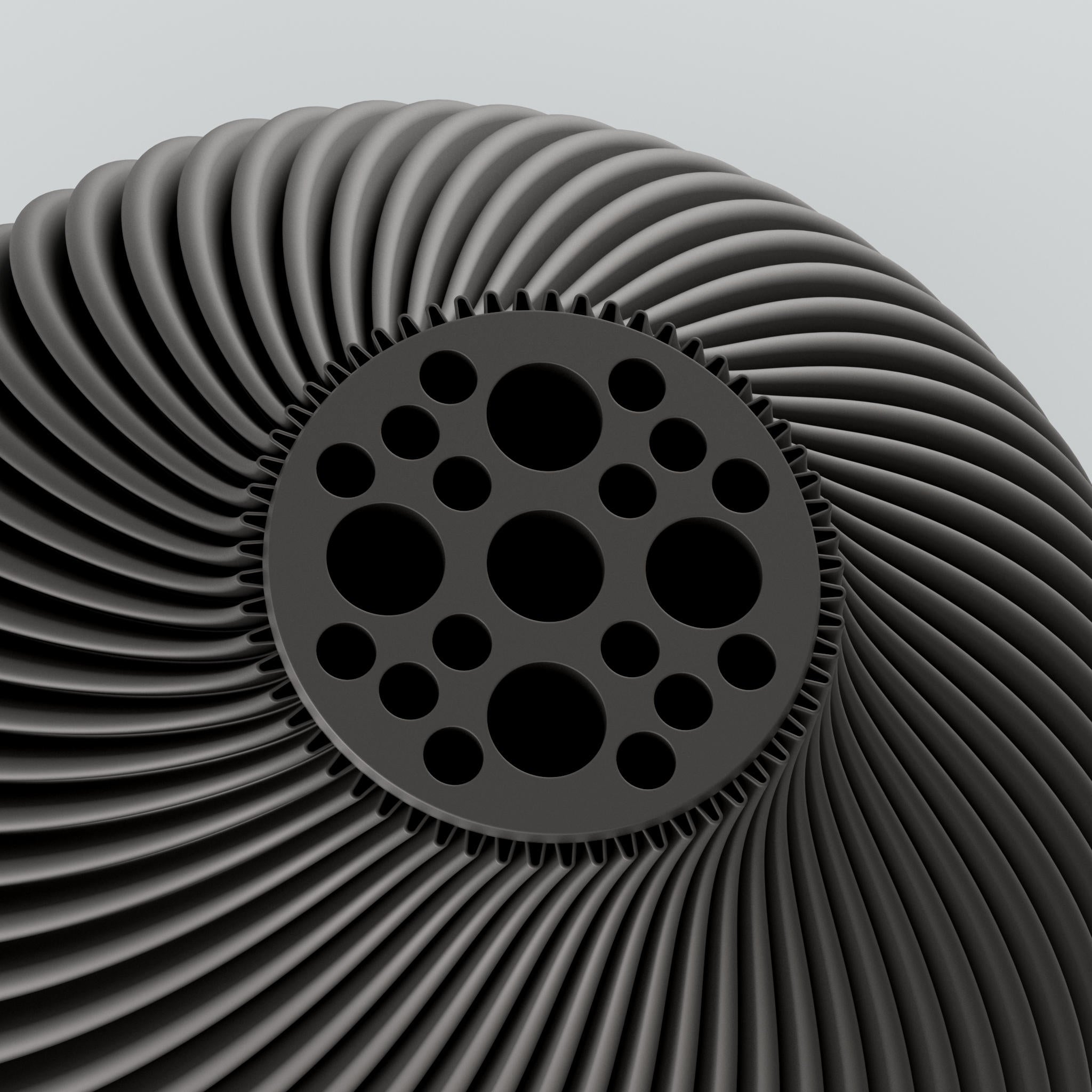 Eine moderne, beigefarbene Designvase namens Voravellie 60, die eine modulare, skulpturale Form aufweist. Die Vase hat eine ausgeprägte, präzise ausgearbeitete Rippstruktur mit klaren Kanten, die spiralförmig um den Körper verläuft und ein faszinierendes Licht- und Schattenspiel erzeugt. Sie steht auf einer glatten, hellgrauen Oberfläche, die ihr Spiegelbild leicht reflektiert, vor einem neutralen, hellgrauen Hintergrund. Die Vase ist leer und hat eine schlanke Öffnung am oberen Ende. Das Design vereint...