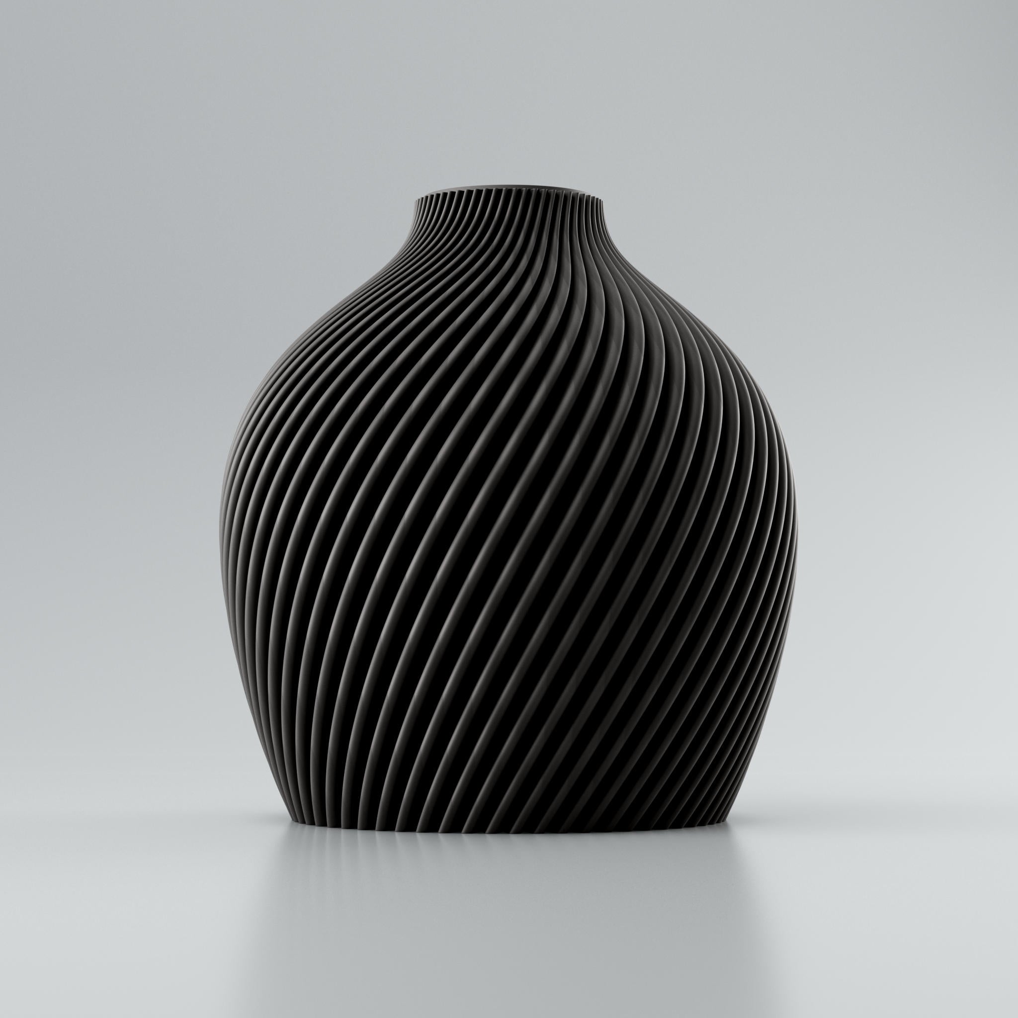 Eine moderne, beigefarbene Designvase namens Voravellie 60, die eine modulare, skulpturale Form aufweist. Die Vase hat eine ausgeprägte, präzise ausgearbeitete Rippstruktur mit klaren Kanten, die spiralförmig um den Körper verläuft und ein faszinierendes Licht- und Schattenspiel erzeugt. Sie steht auf einer glatten, hellgrauen Oberfläche, die ihr Spiegelbild leicht reflektiert, vor einem neutralen, hellgrauen Hintergrund. Die Vase ist leer und hat eine schlanke Öffnung am oberen Ende. Das Design vereint...
