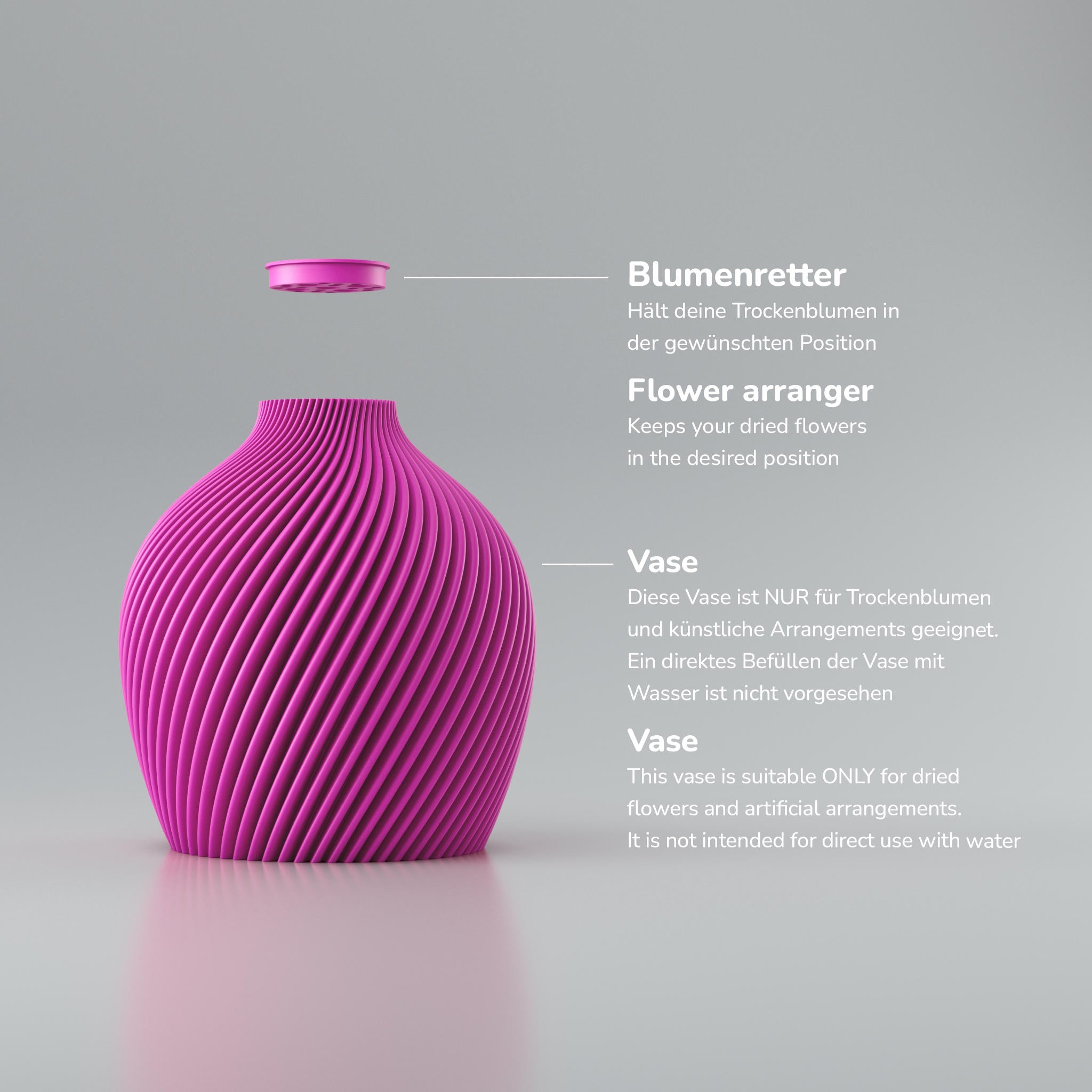 Eine moderne, beigefarbene Designvase namens Voravellie 60, die eine modulare, skulpturale Form aufweist. Die Vase hat eine ausgeprägte, präzise ausgearbeitete Rippstruktur mit klaren Kanten, die spiralförmig um den Körper verläuft und ein faszinierendes Licht- und Schattenspiel erzeugt. Sie steht auf einer glatten, hellgrauen Oberfläche, die ihr Spiegelbild leicht reflektiert, vor einem neutralen, hellgrauen Hintergrund. Die Vase ist leer und hat eine schlanke Öffnung am oberen Ende. Das Design vereint...