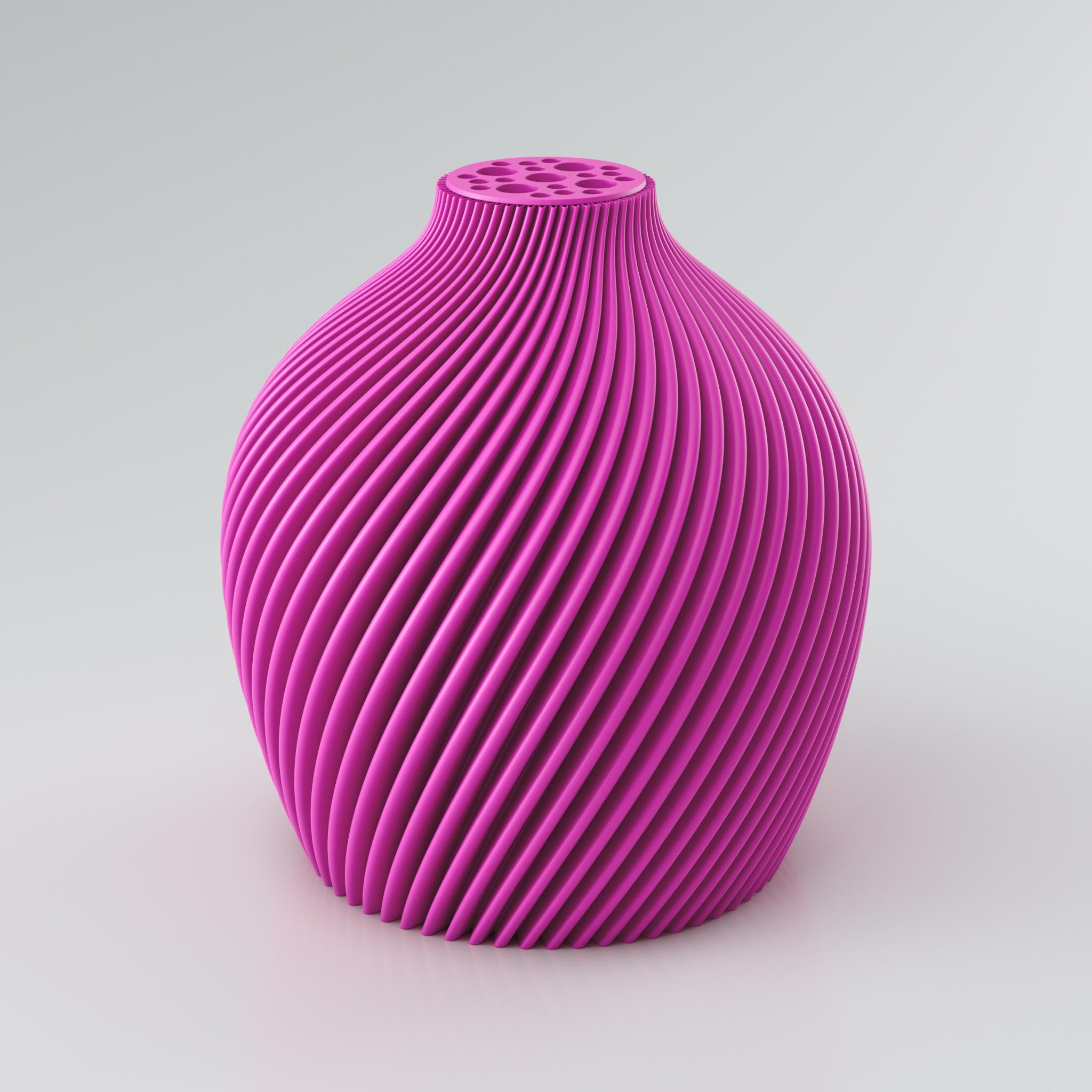 Eine spiralförmige, skulpturale Vase in Taupe mit einer markanten Rippstruktur. Die Oberfläche der Vase ist matt und weist klare Kanten auf, die ein intensives Licht- und Schattenspiel erzeugen. Am oberen Ende befindet sich ein integrierter Blumenretter mit mehreren unterschiedlich großen Löchern, ideal für Trockenblumen. Die Vase steht auf einer hellgrauen Oberfläche.