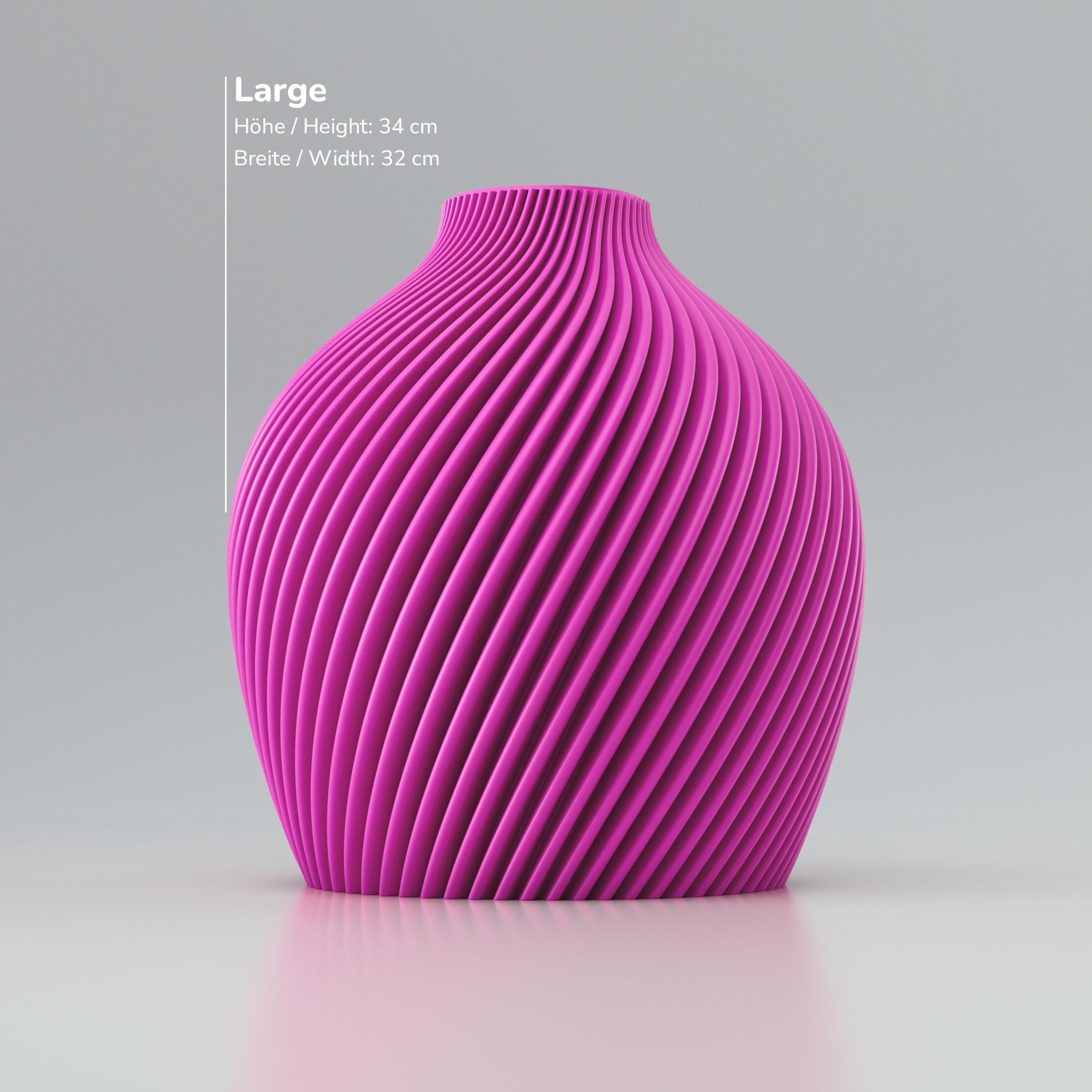 Eine moderne, beigefarbene Designvase namens Voravellie 60, die eine modulare, skulpturale Form aufweist. Die Vase hat eine ausgeprägte, präzise ausgearbeitete Rippstruktur mit klaren Kanten, die spiralförmig um den Körper verläuft und ein faszinierendes Licht- und Schattenspiel erzeugt. Sie steht auf einer glatten, hellgrauen Oberfläche, die ihr Spiegelbild leicht reflektiert, vor einem neutralen, hellgrauen Hintergrund. Die Vase ist leer und hat eine schlanke Öffnung am oberen Ende. Das Design vereint...