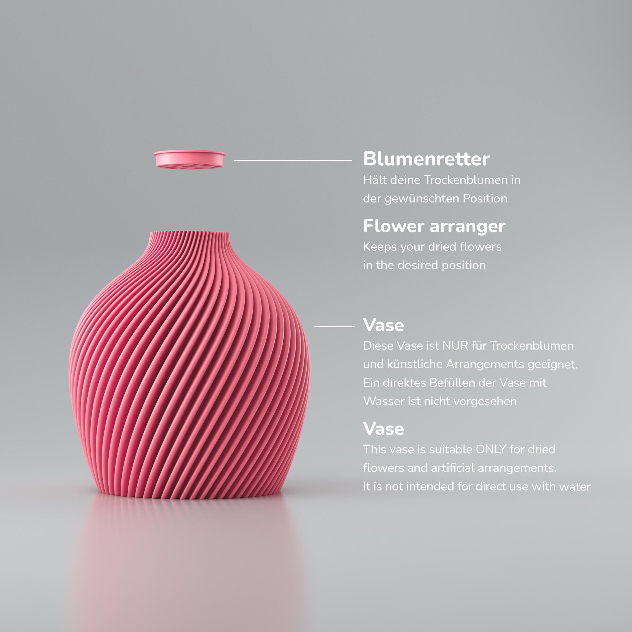 Eine moderne, beigefarbene Designvase namens Voravellie 60, die eine modulare, skulpturale Form aufweist. Die Vase hat eine ausgeprägte, präzise ausgearbeitete Rippstruktur mit klaren Kanten, die spiralförmig um den Körper verläuft und ein faszinierendes Licht- und Schattenspiel erzeugt. Sie steht auf einer glatten, hellgrauen Oberfläche, die ihr Spiegelbild leicht reflektiert, vor einem neutralen, hellgrauen Hintergrund. Die Vase ist leer und hat eine schlanke Öffnung am oberen Ende. Das Design vereint...