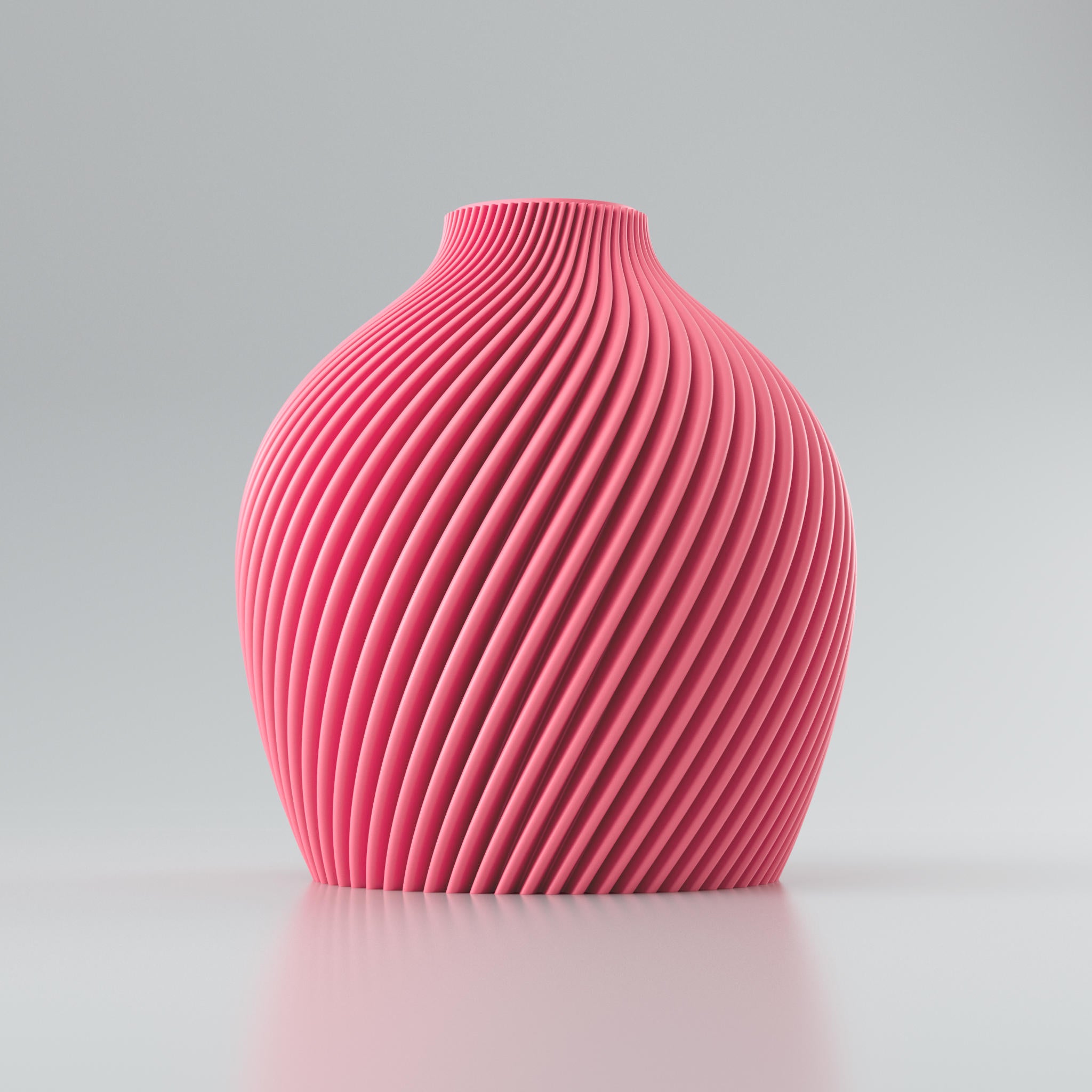 Eine moderne, beigefarbene Designvase namens Voravellie 60, die eine modulare, skulpturale Form aufweist. Die Vase hat eine ausgeprägte, präzise ausgearbeitete Rippstruktur mit klaren Kanten, die spiralförmig um den Körper verläuft und ein faszinierendes Licht- und Schattenspiel erzeugt. Sie steht auf einer glatten, hellgrauen Oberfläche, die ihr Spiegelbild leicht reflektiert, vor einem neutralen, hellgrauen Hintergrund. Die Vase ist leer und hat eine schlanke Öffnung am oberen Ende. Das Design vereint...