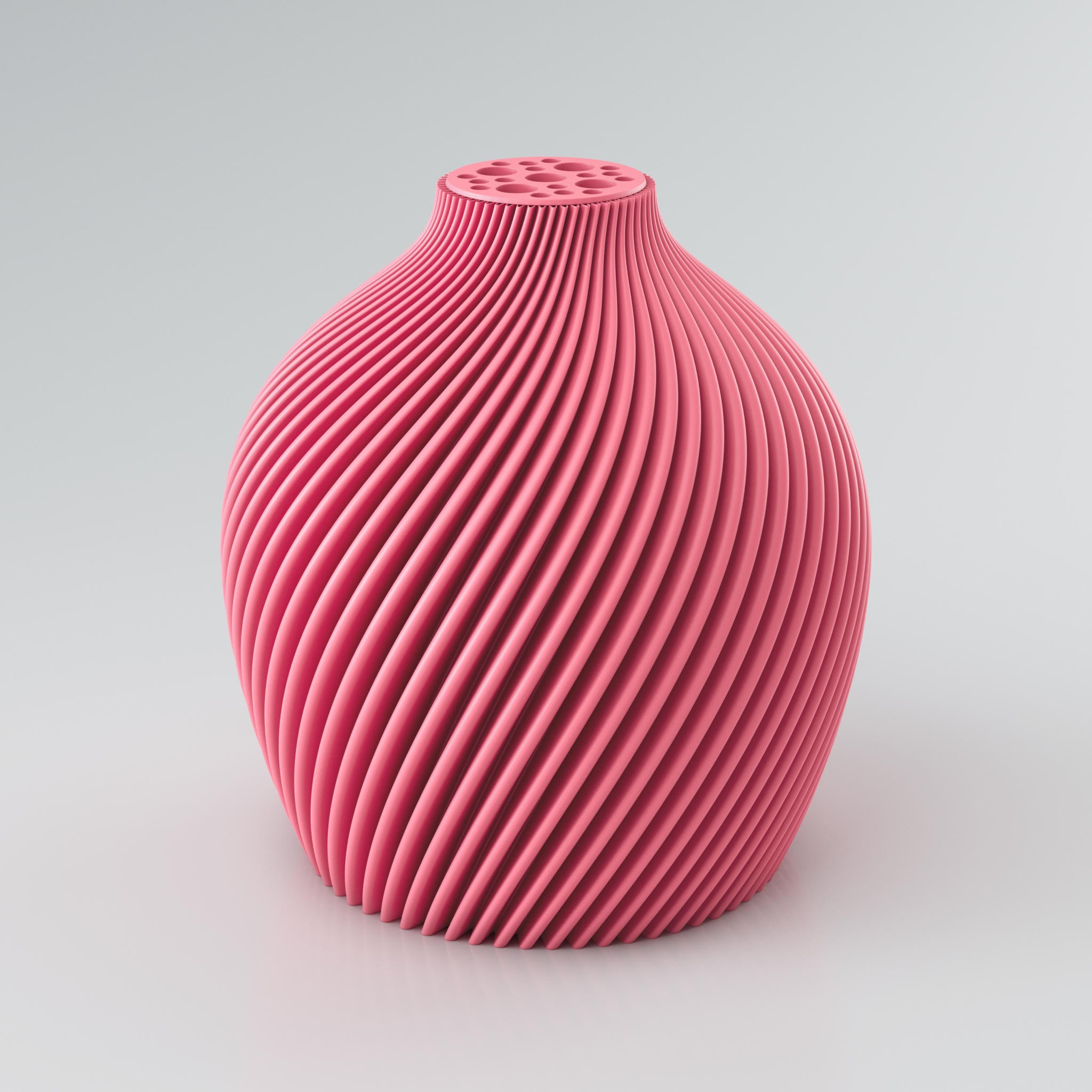 Eine spiralförmige, skulpturale Vase in Taupe mit einer markanten Rippstruktur. Die Oberfläche der Vase ist matt und weist klare Kanten auf, die ein intensives Licht- und Schattenspiel erzeugen. Am oberen Ende befindet sich ein integrierter Blumenretter mit mehreren unterschiedlich großen Löchern, ideal für Trockenblumen. Die Vase steht auf einer hellgrauen Oberfläche.