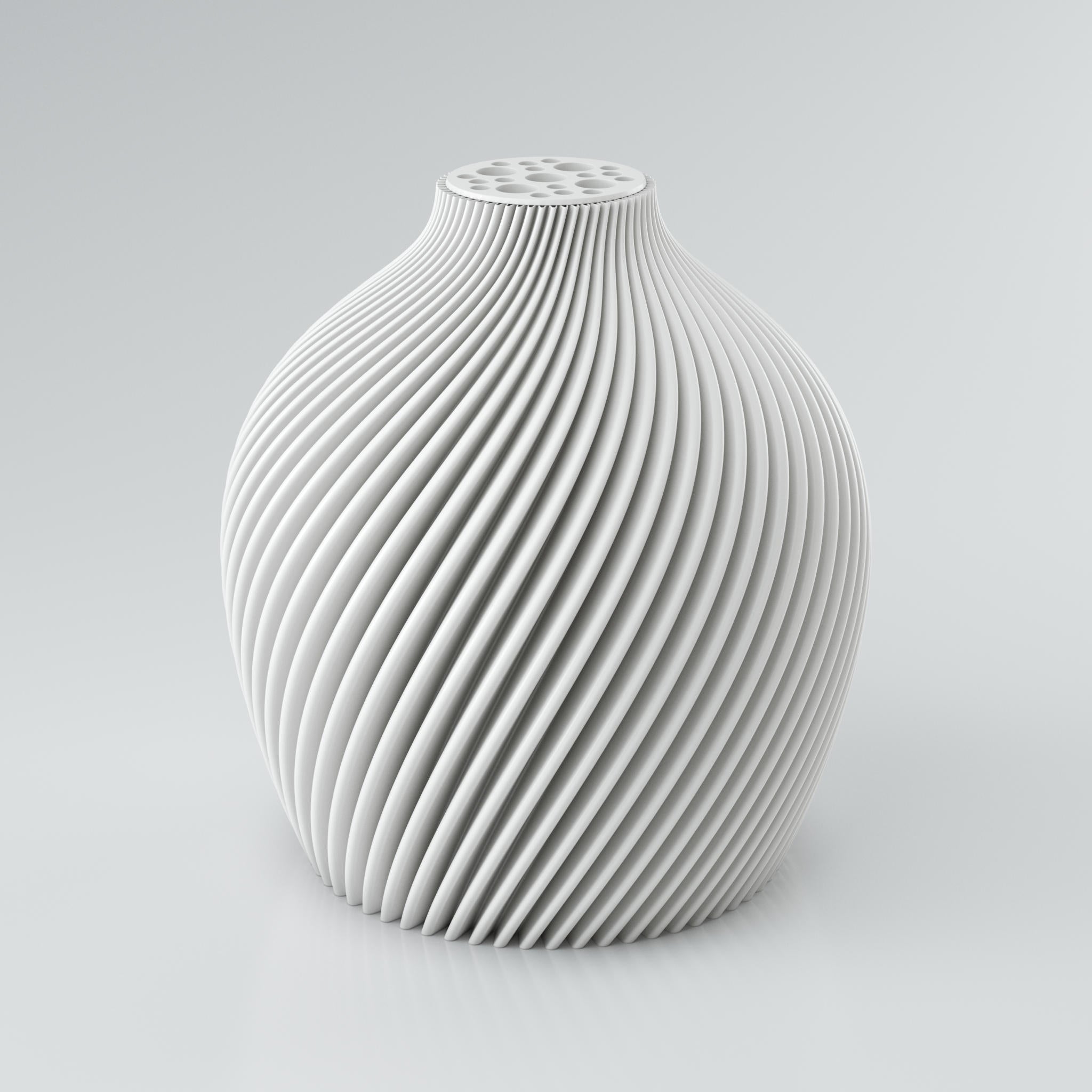 Eine spiralförmige, skulpturale Vase in Taupe mit einer markanten Rippstruktur. Die Oberfläche der Vase ist matt und weist klare Kanten auf, die ein intensives Licht- und Schattenspiel erzeugen. Am oberen Ende befindet sich ein integrierter Blumenretter mit mehreren unterschiedlich großen Löchern, ideal für Trockenblumen. Die Vase steht auf einer hellgrauen Oberfläche.