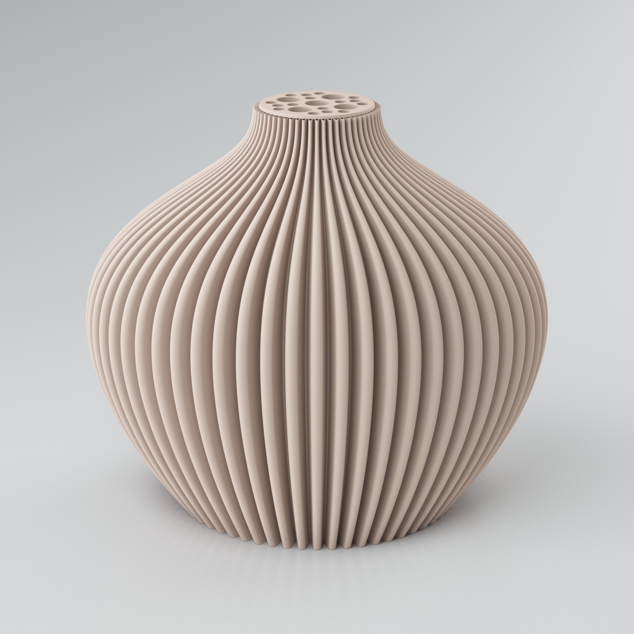Eine moderne, beigefarbene Designvase "Voravellie 80" von Blooming3D. Die Vase hat eine ausgeprägte, präzise Rippstruktur, die ein faszinierendes Licht- und Schattenspiel erzeugt. Am oberen Ende befindet sich ein integrierter Blumenretter mit unterschiedlich großen runden Öffnungen für stilvolle Trockenblumenarrangements. Die modulare, skulpturale Form vereint Architektur und Design in einem Objekt. Die klaren Kanten der Rippenstruktur sind gut sichtbar. Die Vase steht auf einem hellgrauen Untergrund.