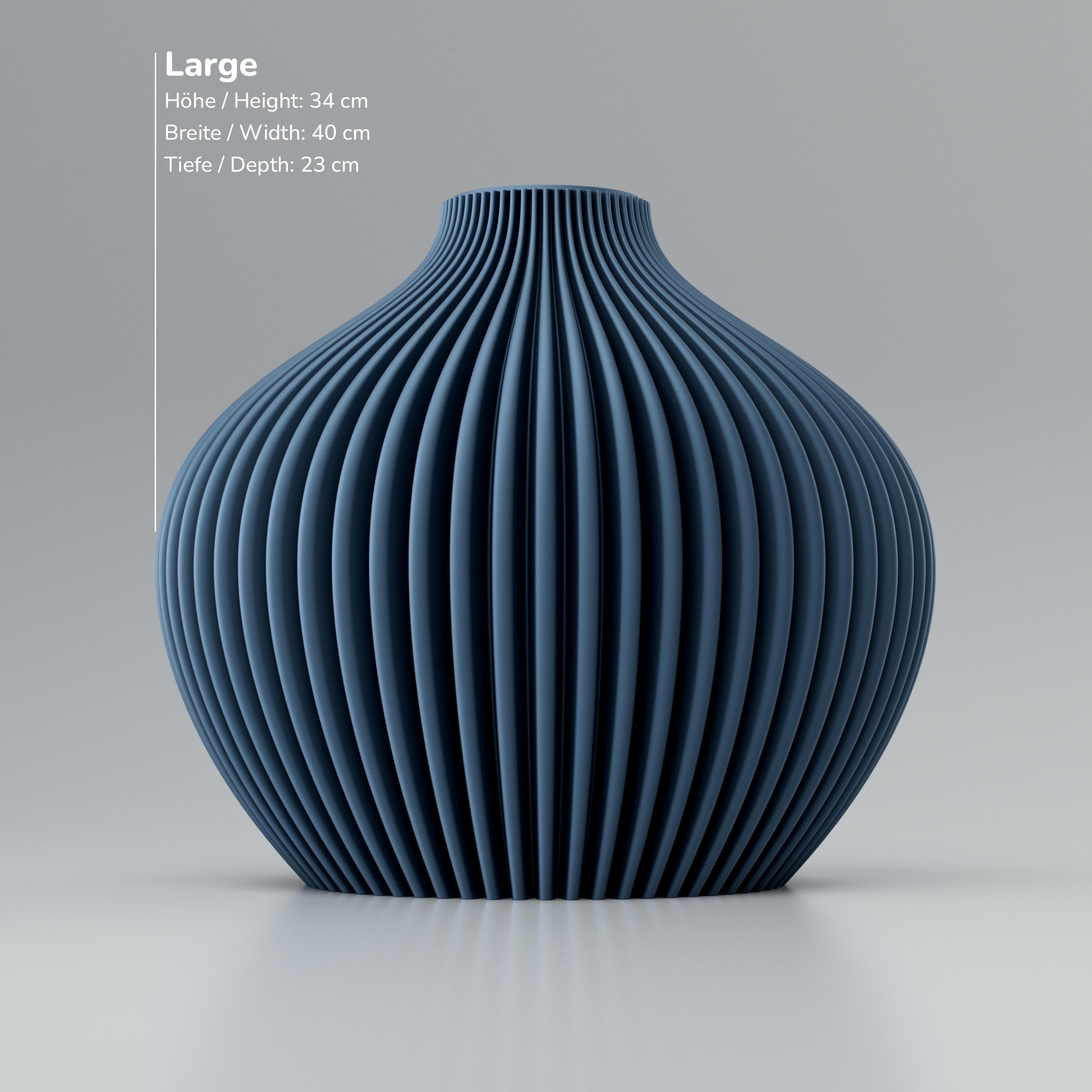 Blauer gerippter Lampenschirm mit Maßangaben: Höhe 34 cm, Breite 40 cm, Tiefe 23 cm.