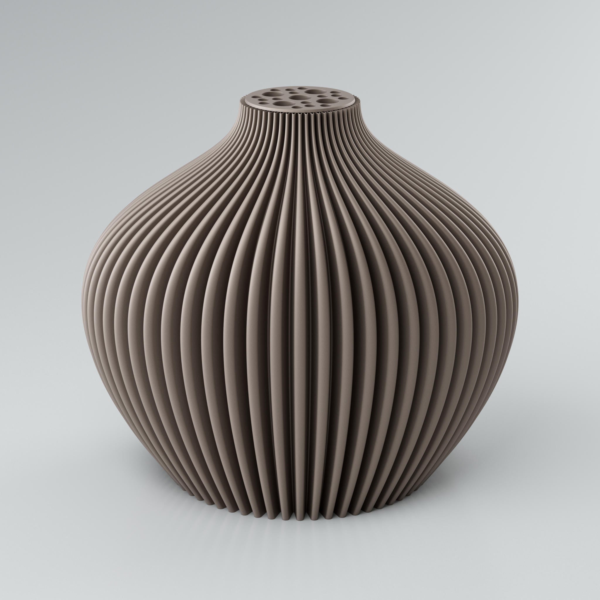 Eine moderne, beigefarbene Designvase "Voravellie 80" von Blooming3D. Die Vase hat eine ausgeprägte, präzise Rippstruktur, die ein faszinierendes Licht- und Schattenspiel erzeugt. Am oberen Ende befindet sich ein integrierter Blumenretter mit unterschiedlich großen runden Öffnungen für stilvolle Trockenblumenarrangements. Die modulare, skulpturale Form vereint Architektur und Design in einem Objekt. Die klaren Kanten der Rippenstruktur sind gut sichtbar. Die Vase steht auf einem hellgrauen Untergrund.