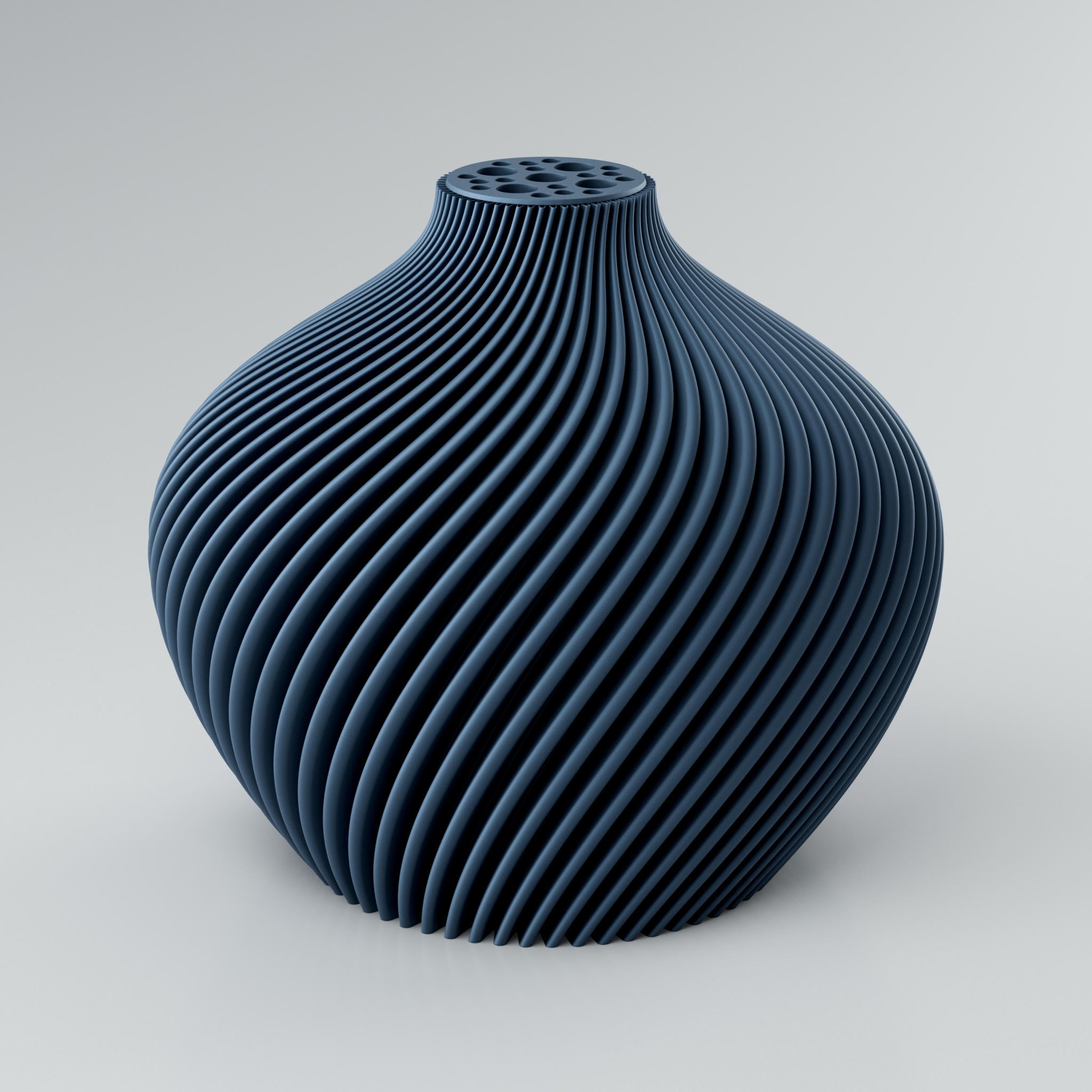 Eine spiralförmige, modulare Vase in Taupe mit integriertem Blumenretter, ideal für Trockenblumen. Die Vase hat eine ausdrucksstarke Oberfläche mit klaren Kanten und einer prägnanten, scharf definierten Rippstruktur. Die Rippen verlaufen spiralförmig von der Basis bis zum Hals der Vase. Der obere Teil der Vase ist flach und weist mehrere unregelmäßig geformte Löcher auf. Die Oberfläche der Vase wirkt kraftvoll und modern. Der Hintergrund ist einfarbig hellgrau.